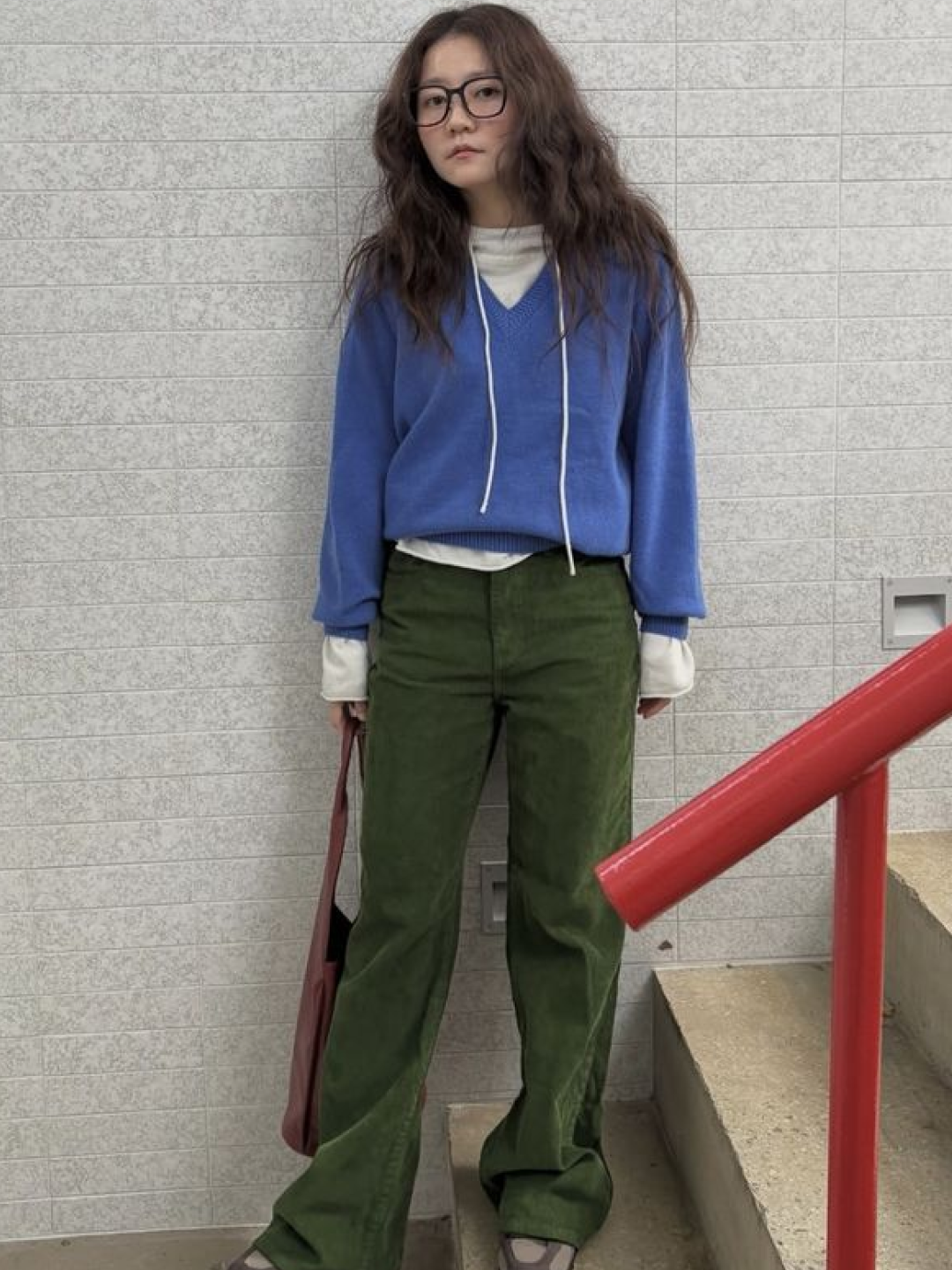 STU Boucle V-Neck Knit In Azure Blue, Haleine Metallic Trim V-Neck Knit Black (WT305) 착용 스타일 - 3