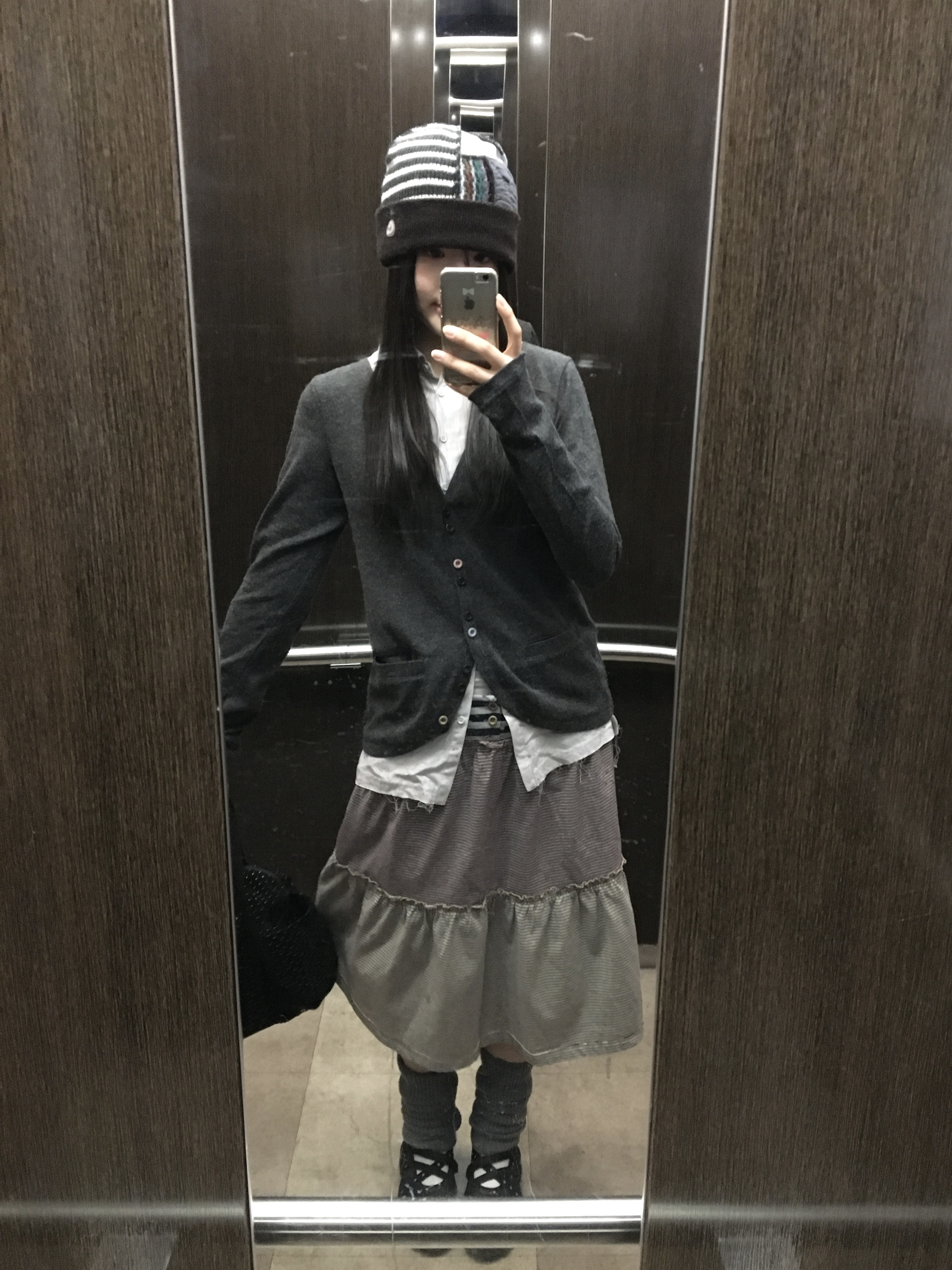 COYSEIO Layered Shirt Cardigan Dark Grey, COYSEIO Colored Stripe Midi Skirt Grey Beige 착용 스타일