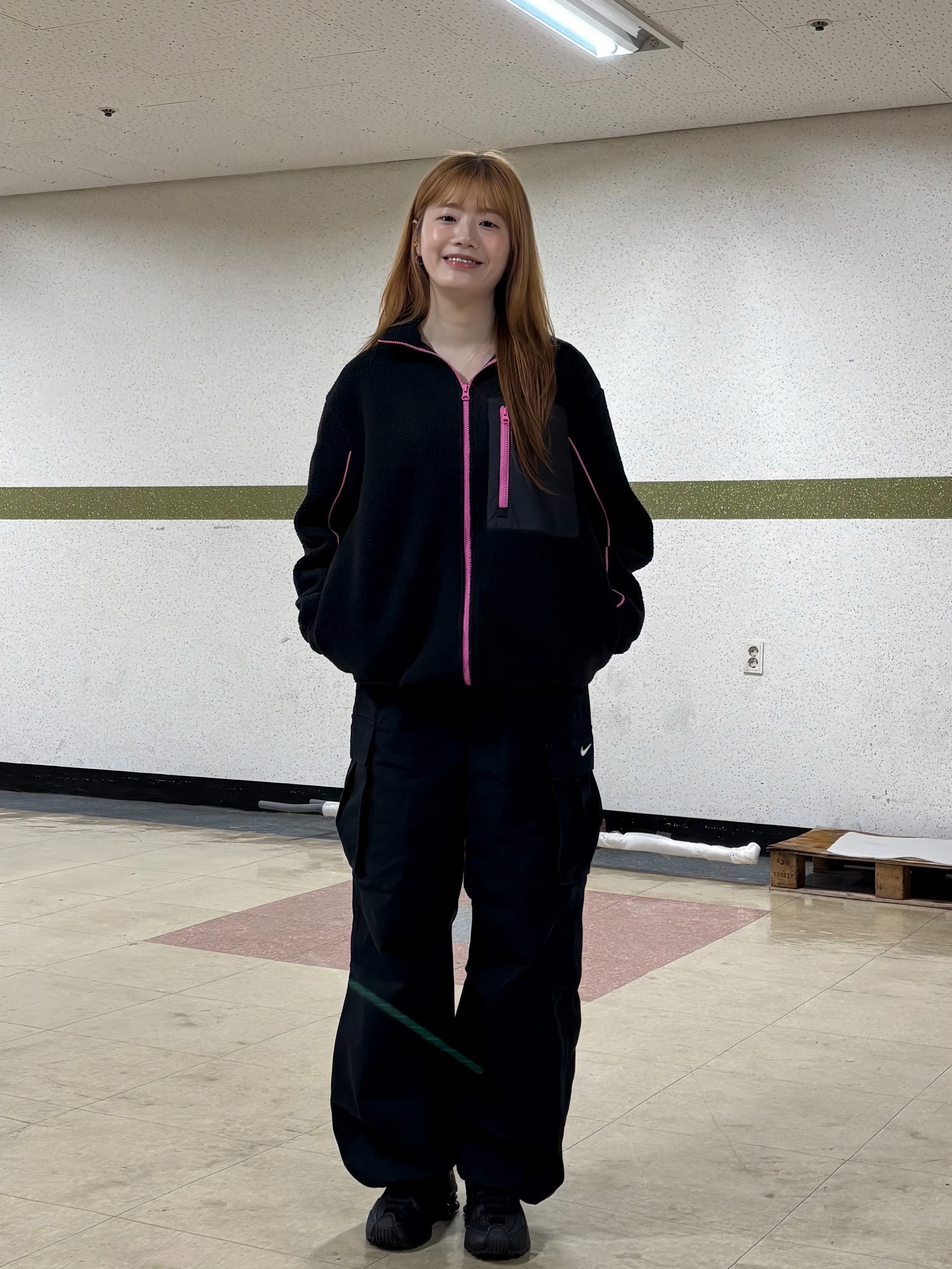 (W) Nike Shox R4 Black, (W) Nike NSW Full Zip High-Pile Fleece Jacket Black Playful Pink - Asia 착용 스타일 - 8