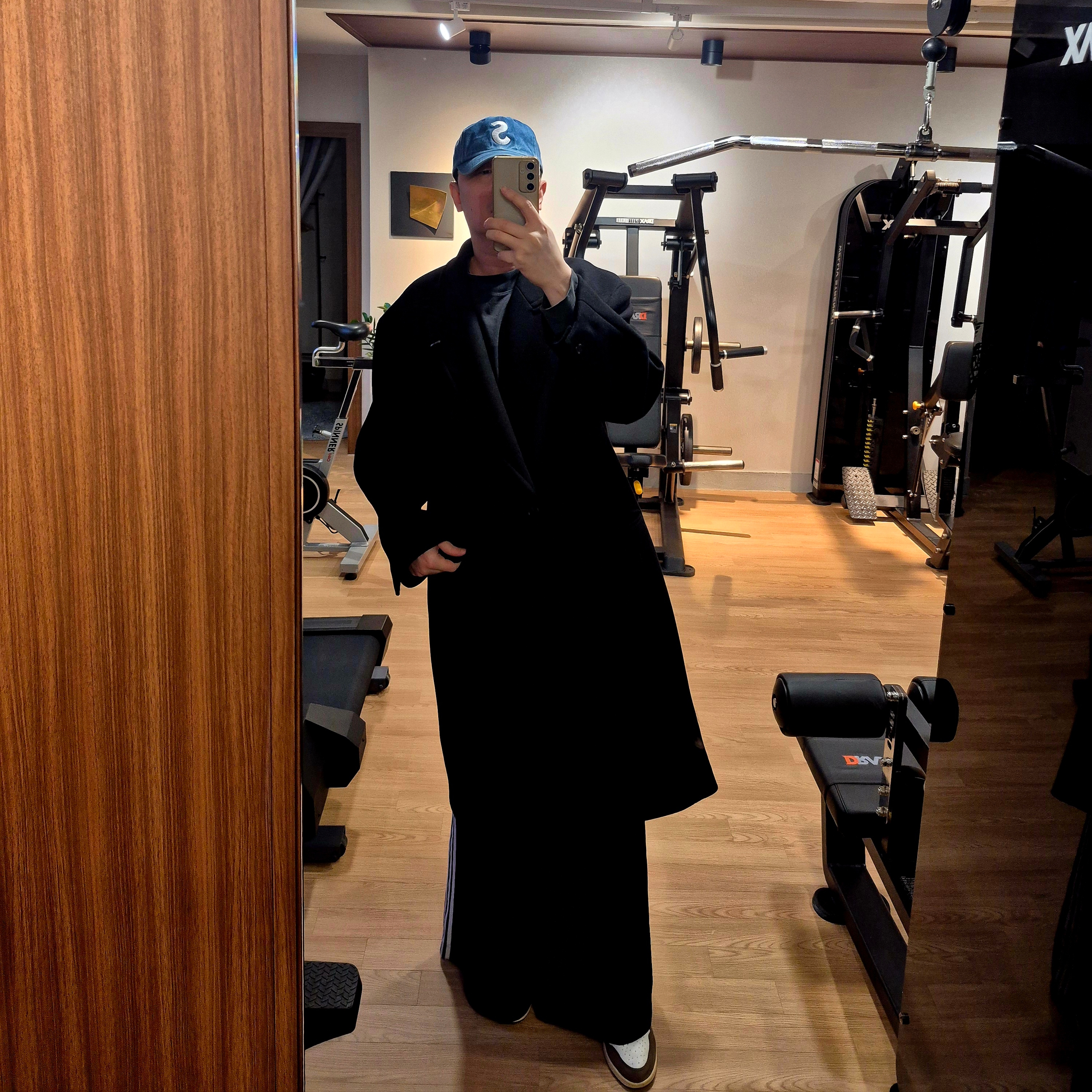 Yeezy Gap Engineered By Balenciaga Dove Long Sleeve T-Shirt Black, Supreme Pigment S Logo 6-Panel Denim - 24FW 착용 스타일