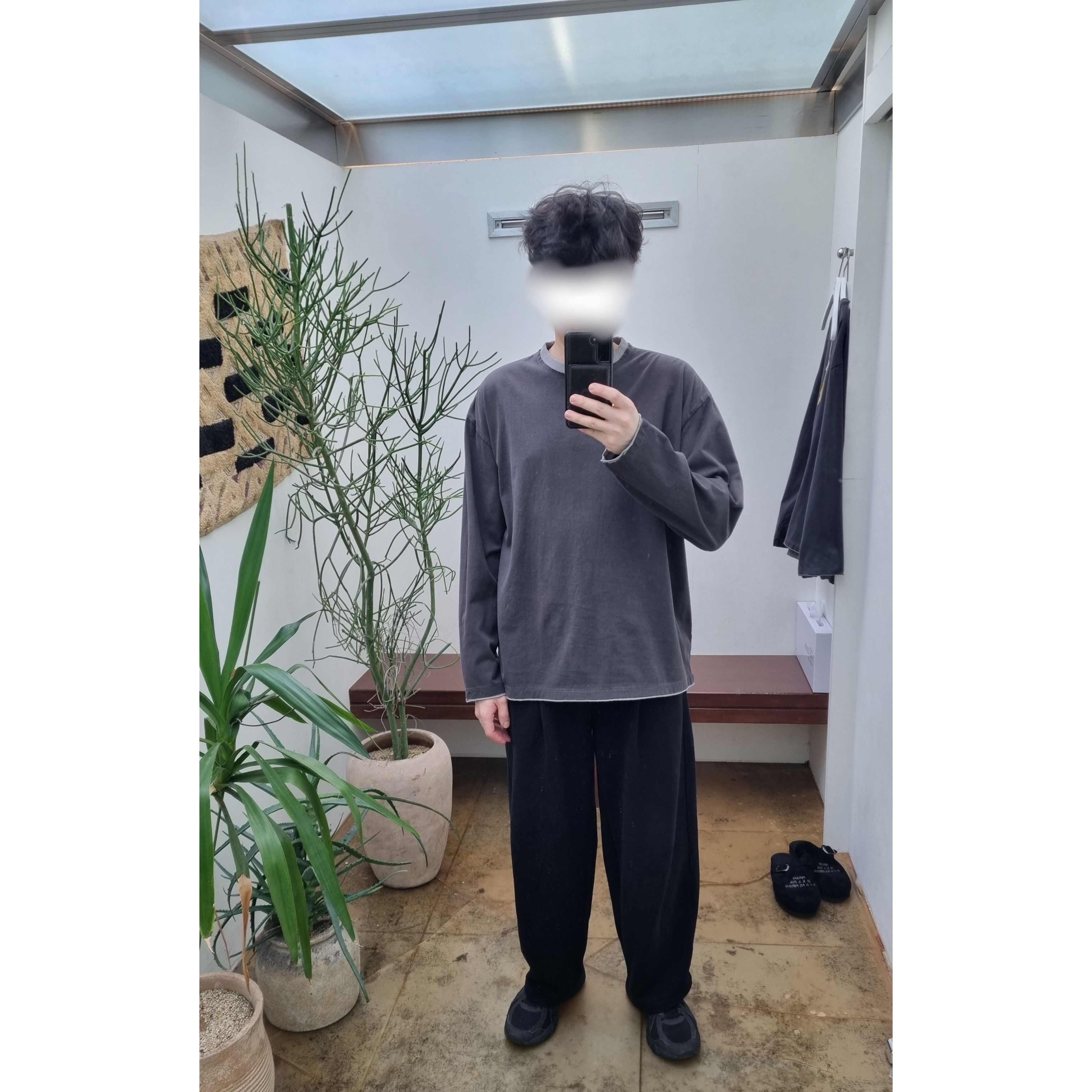 Asics Jog 100 T Black - 4E Extra Wide, Polyteru Layered Long Sleeves Charcoal + Gray 착용 스타일 - 1