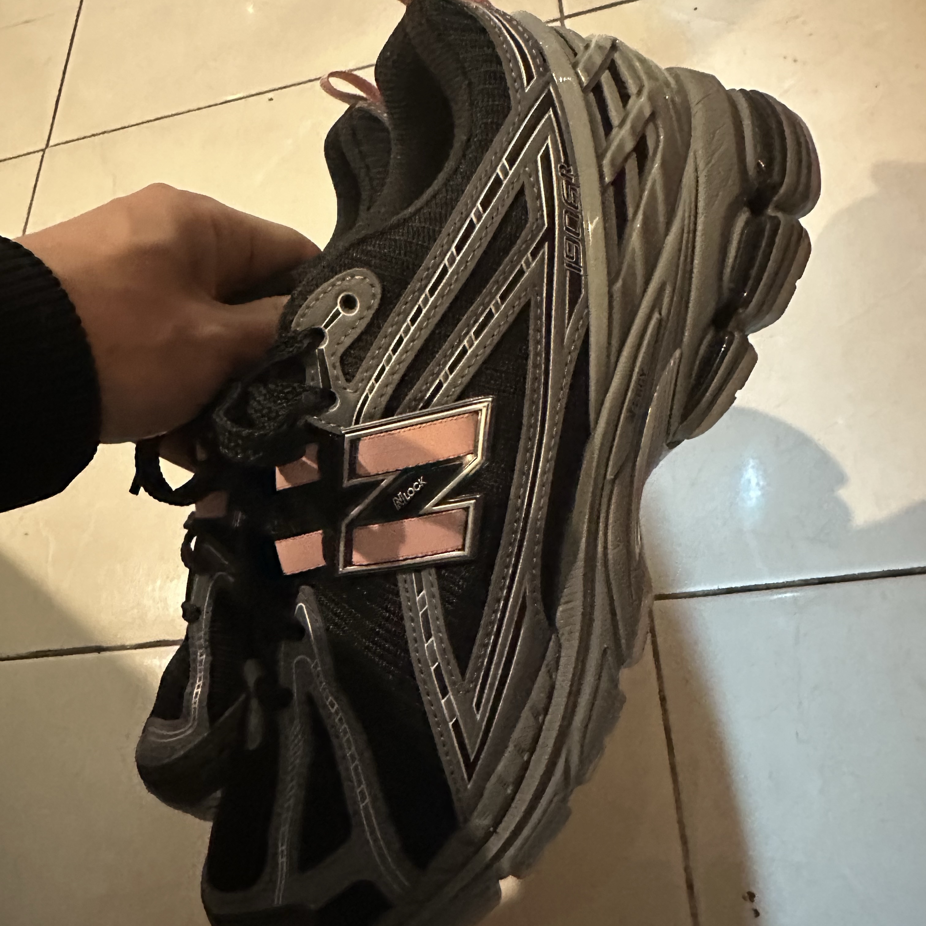 New Balance 1906R Black Pink Moon 착용 스타일 - 1