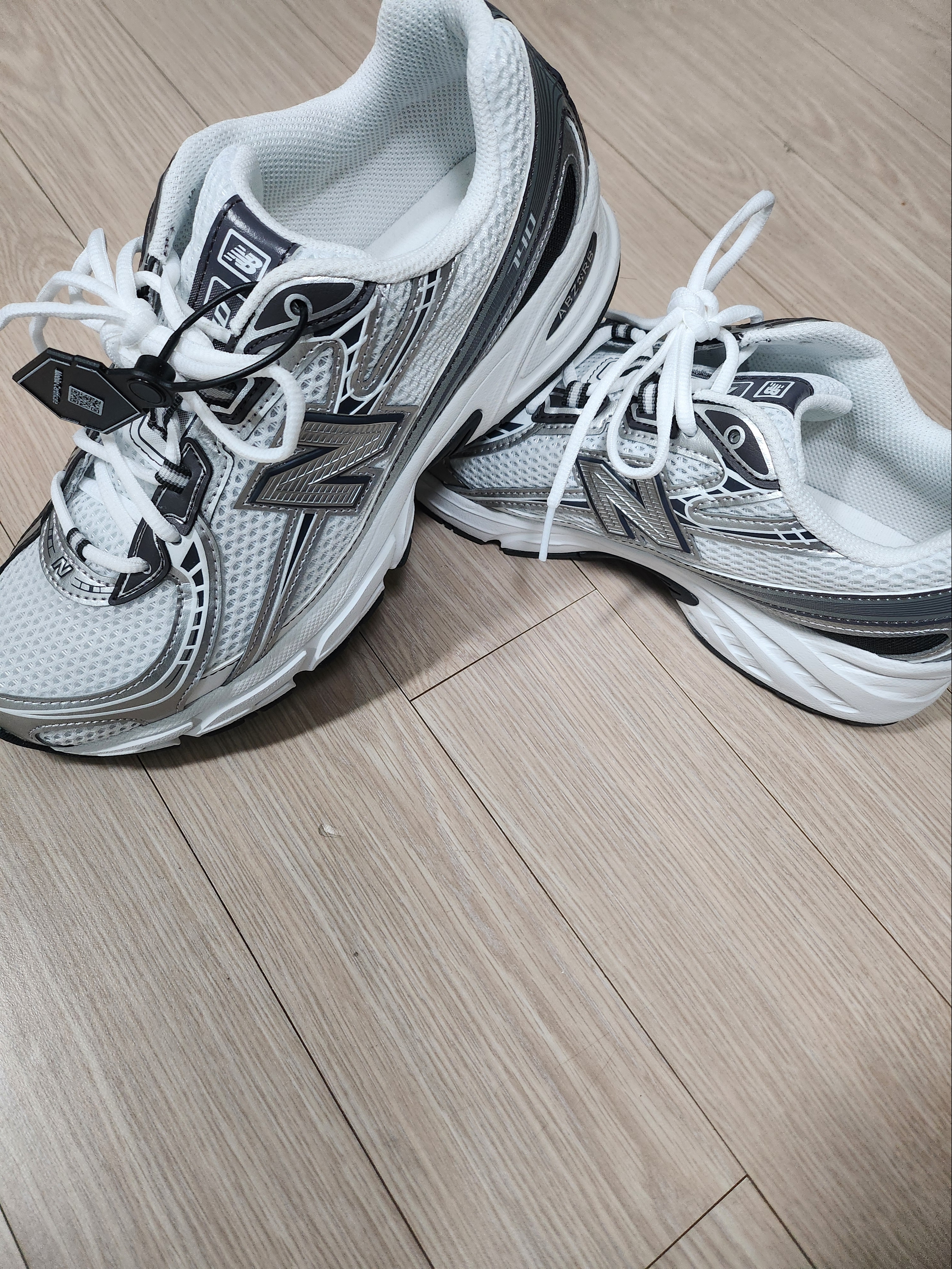 New Balance 740 White Grey 착용 스타일 - 3