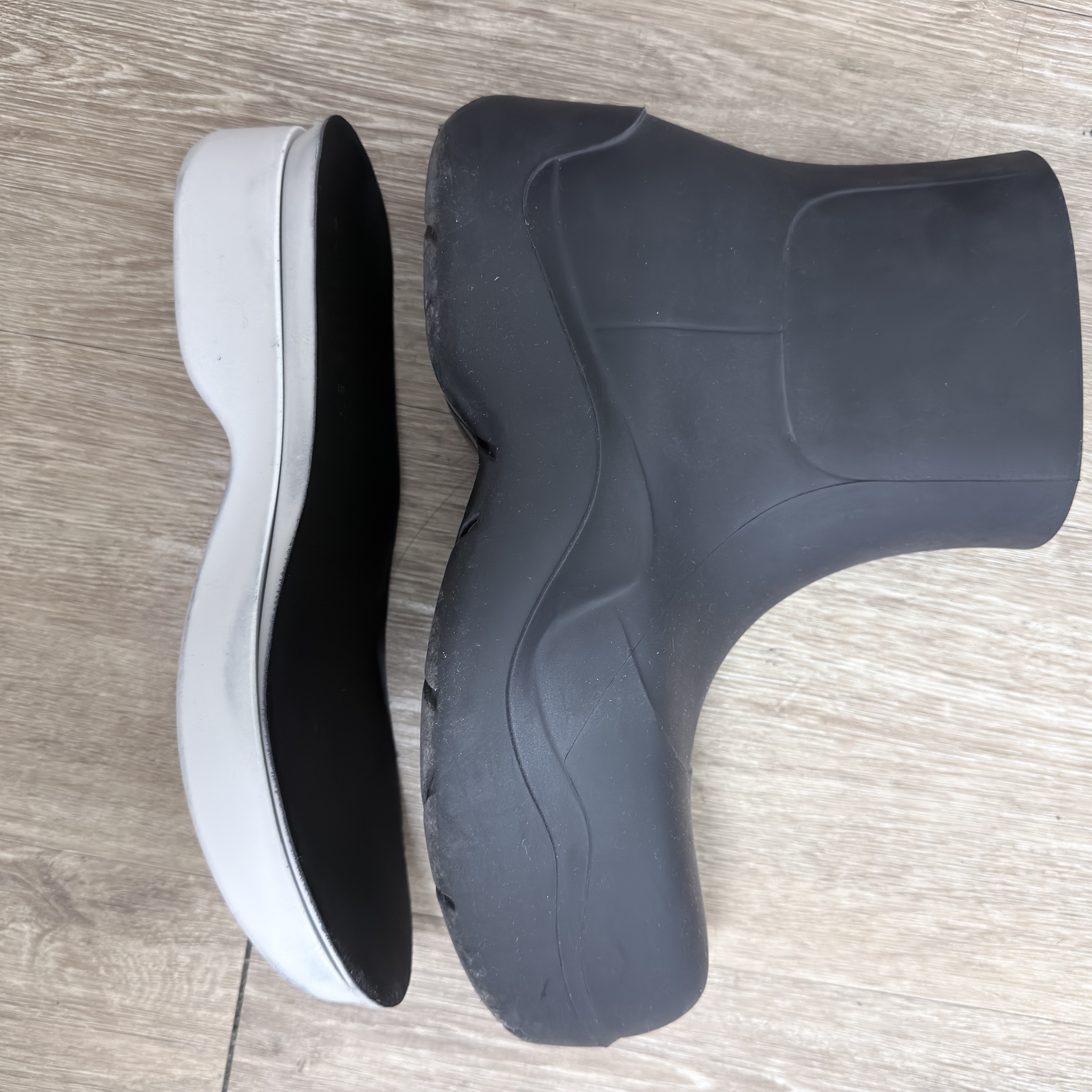 Bottega Veneta Puddle Ankle Boots Black 착용 스타일 - 1