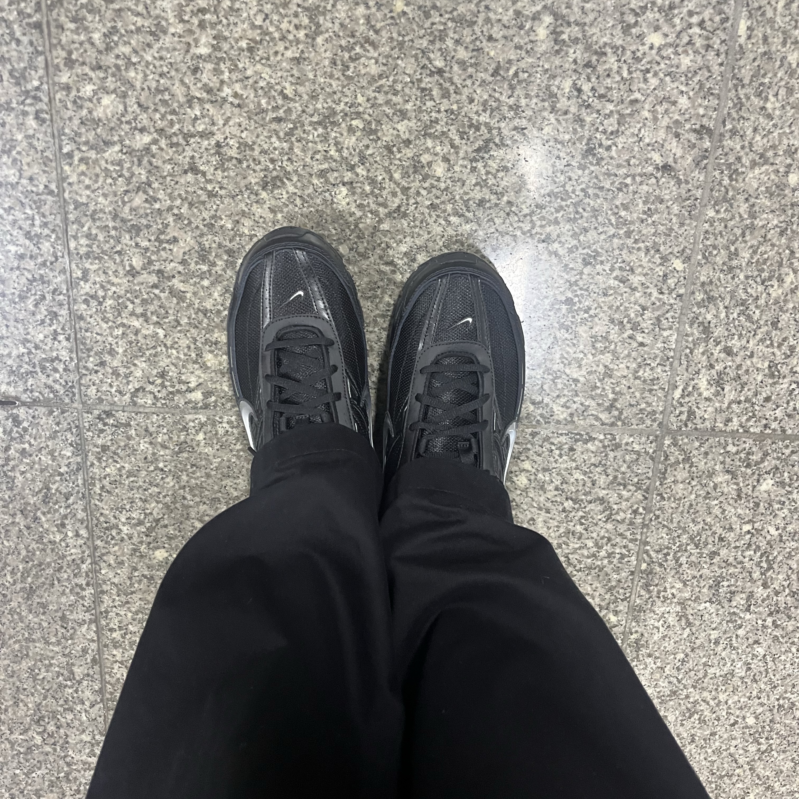 Nike Initiator Black Metallic Silver 착용 스타일 - 1