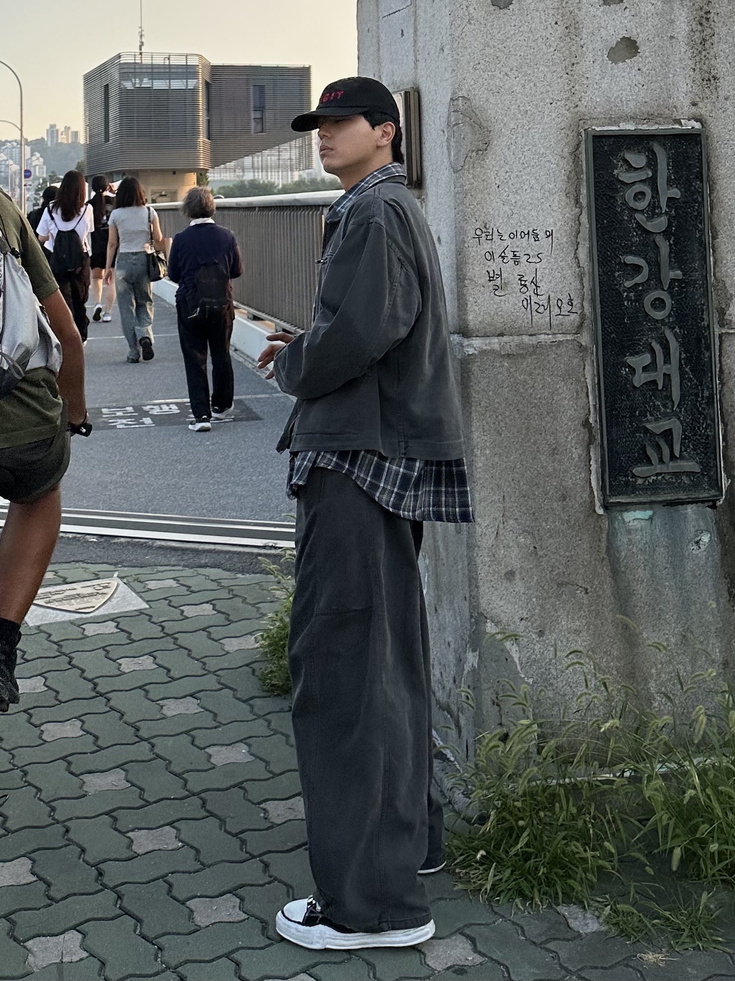 Maison Mihara Yasuhiro Peterson OG Sole Canvas Low Sneakers Black, Maison Mihara Yasuhiro Peterson23 OG Sole Canvas Low-top Sneakers Black 착용 스타일 - 2