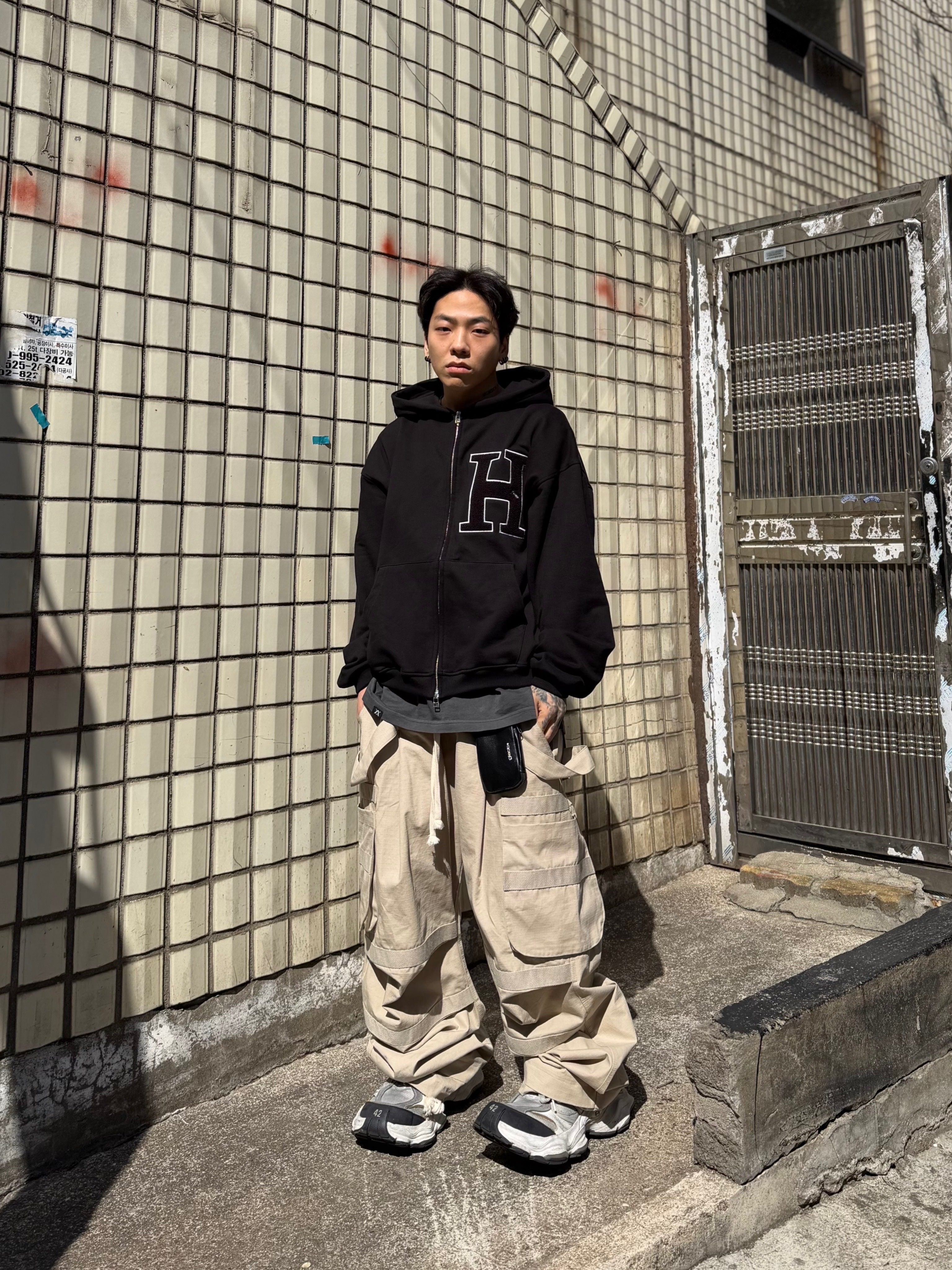 Balenciaga Cargo Sneakers White Grey, Wapworks Wide Safety Cargo Pants Beige 착용 스타일 - 3