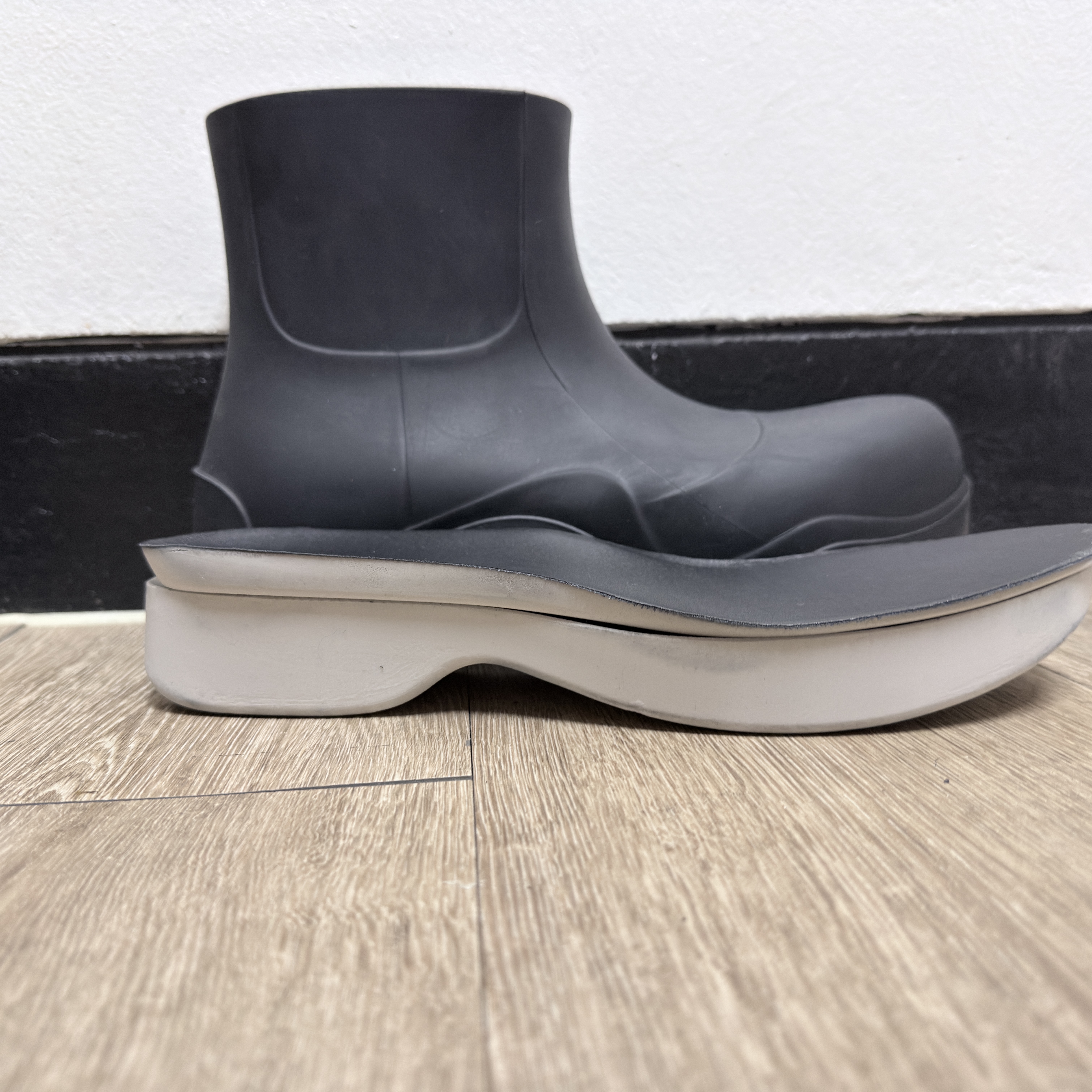 Bottega Veneta Puddle Ankle Boots Black 착용 스타일 - 2