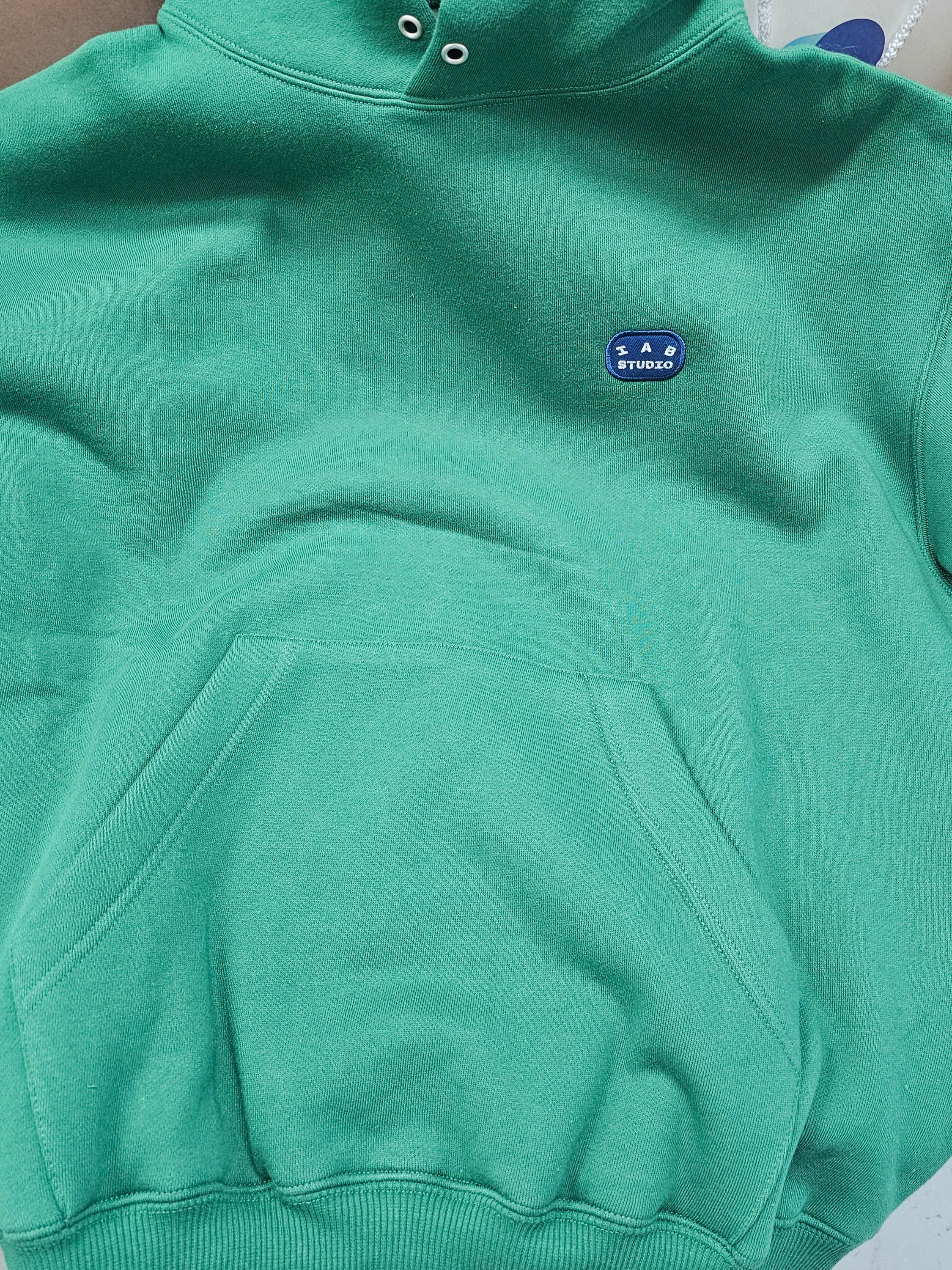 IAB Studio IAB Patch Hoodie Green 착용 스타일