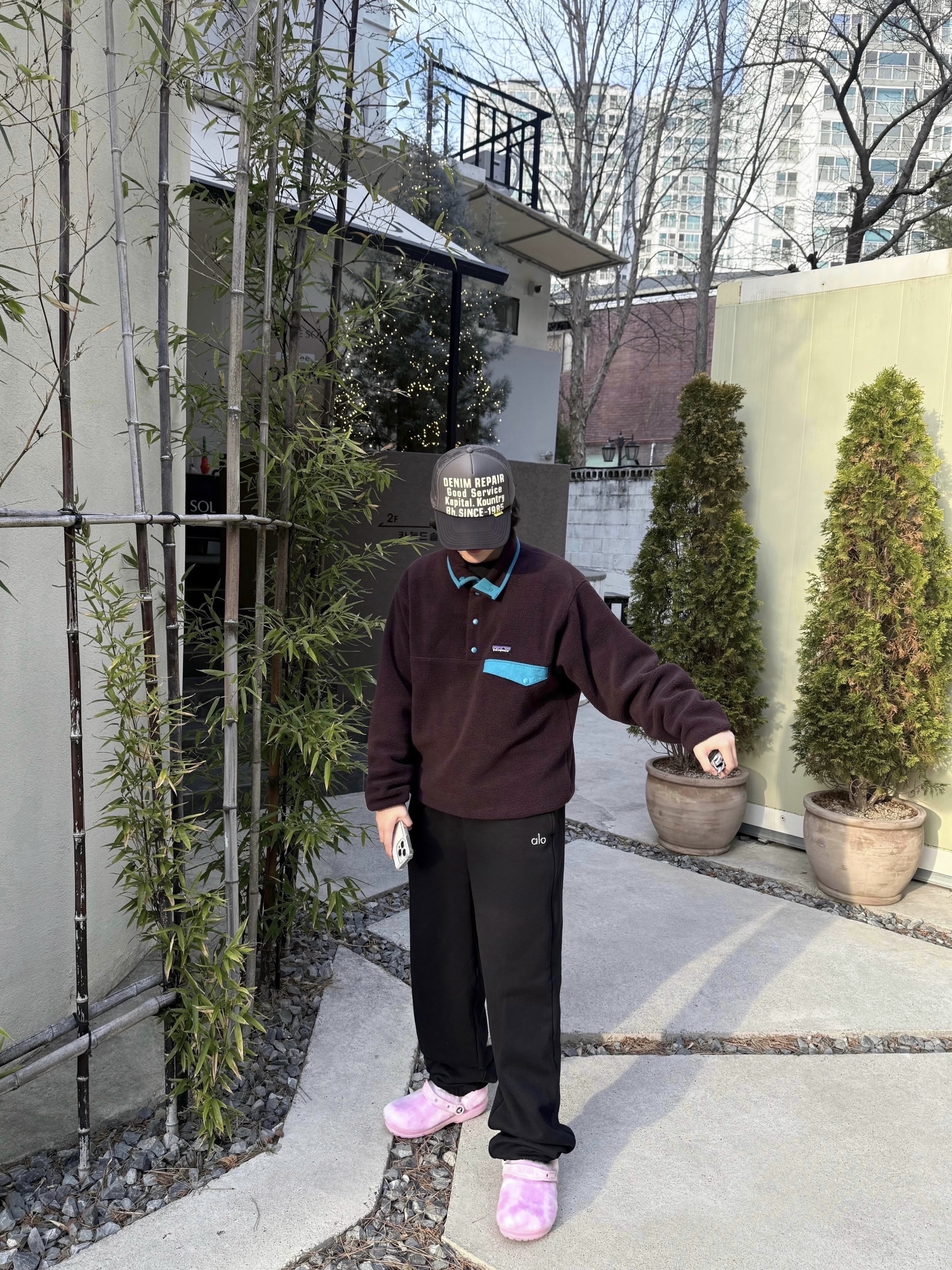 Crocs Classic Fur Sure Clog Ballerina Pink White, Patagonia Synchilla Snap-T Fleece Pullover Obsidian Plum 착용 스타일