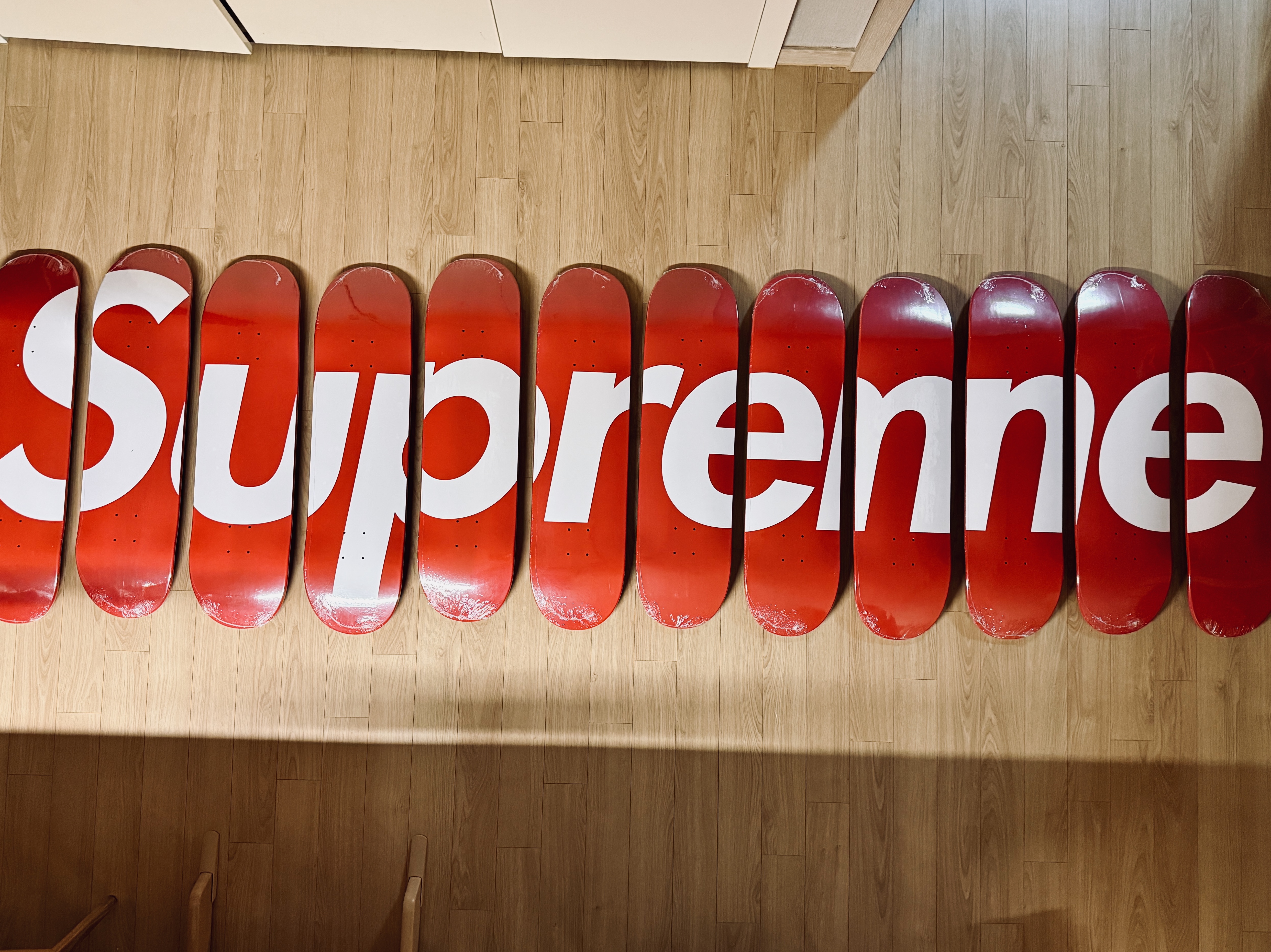Supreme Box Logo Skateboards Red 8.25" x 32" (Set of 12) - 26SS 착용 스타일