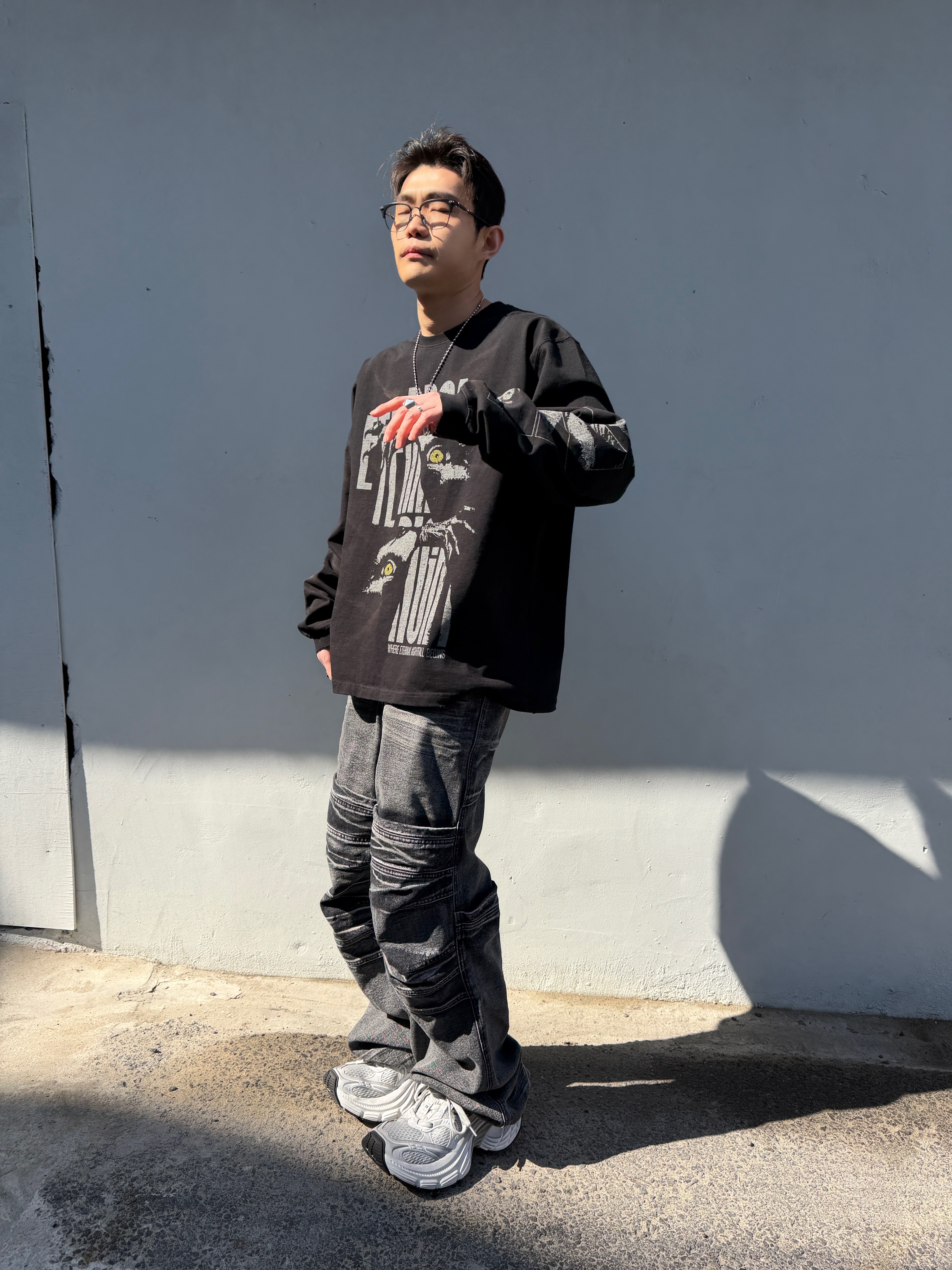 ETCE Dyed 3 Zip Trucker Beige, ROARINGRAD Washed Flip Knee Denim Pants Black 착용 스타일 - 5