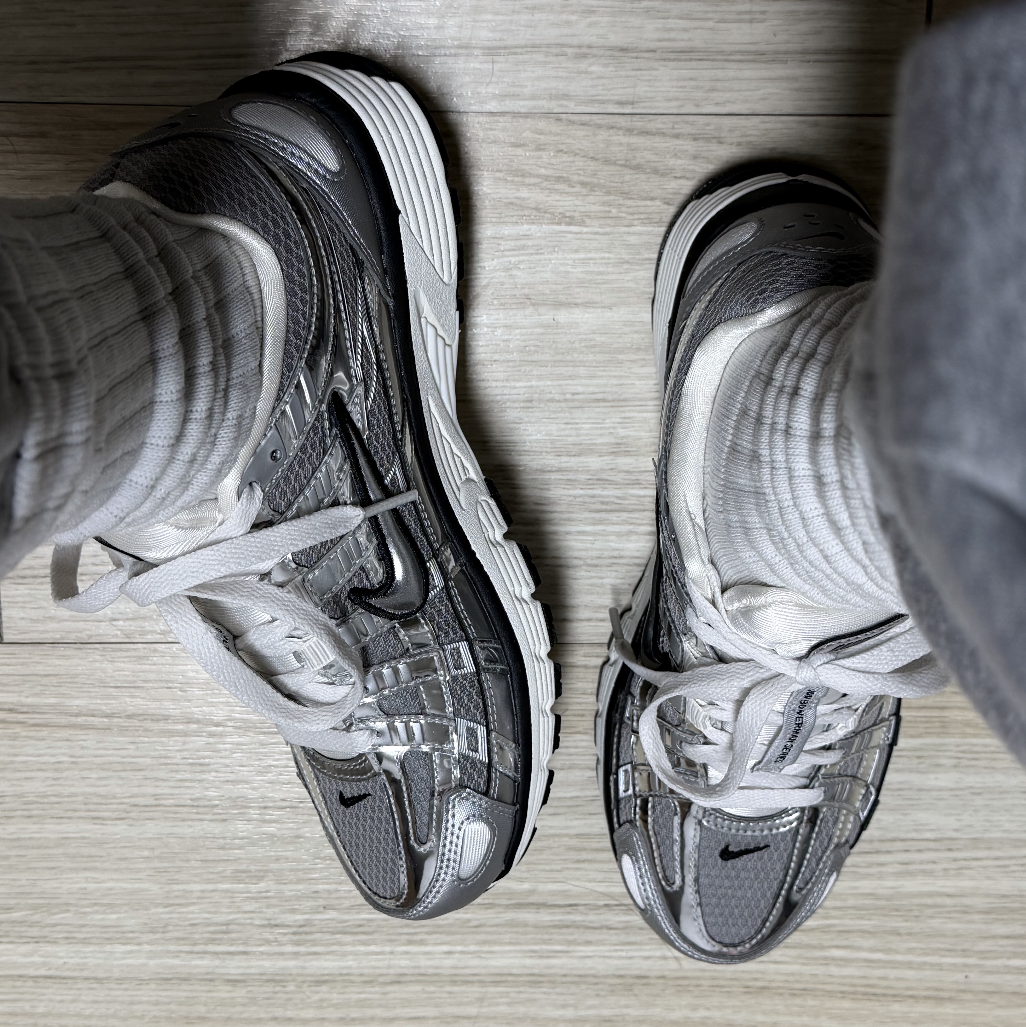 Nike P-6000 Metallic Silver 착용 스타일