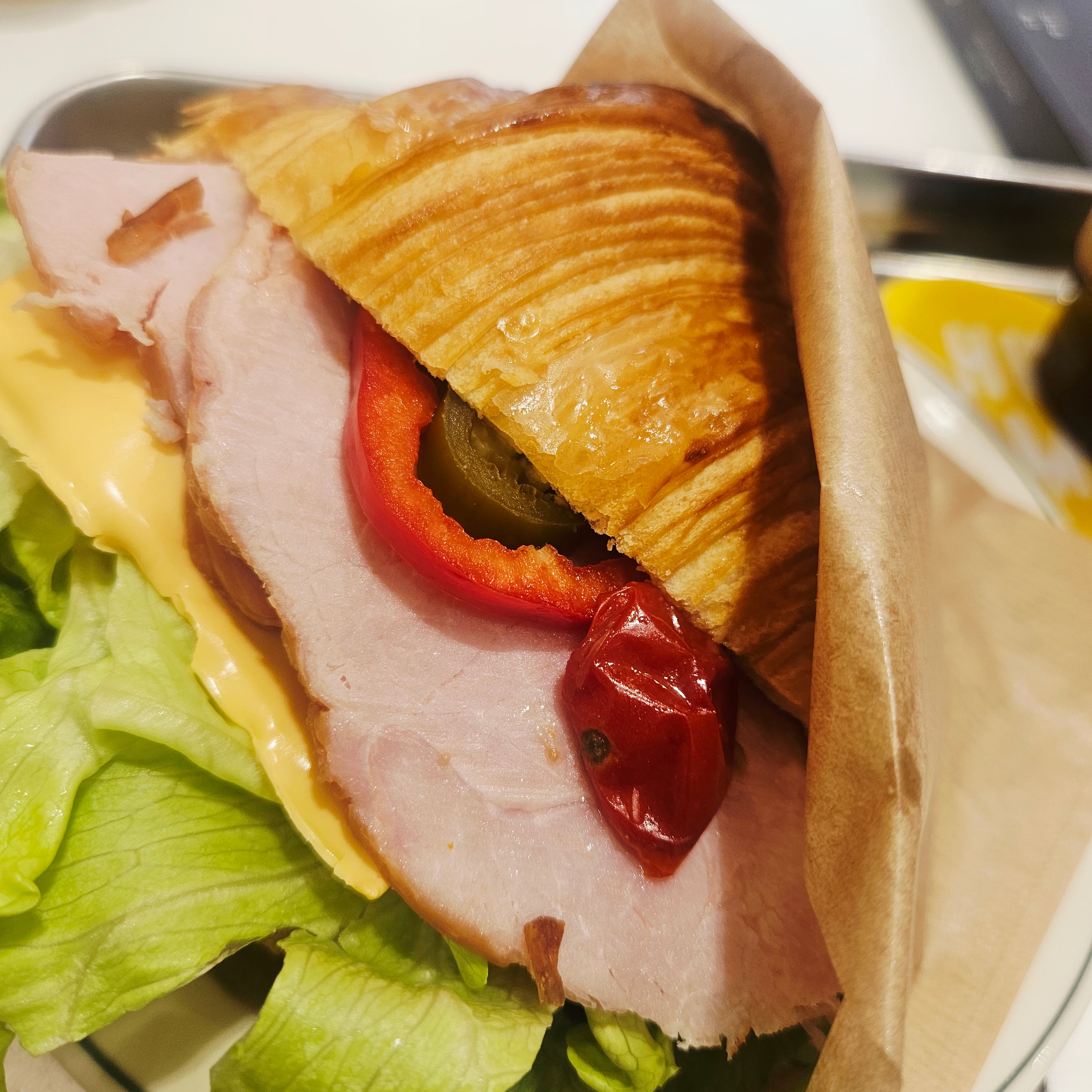 Human Made Heart Rubber Coaster Yellow, NewJeans x Murakami Metal Keyring Flower 착용 스타일 - 5