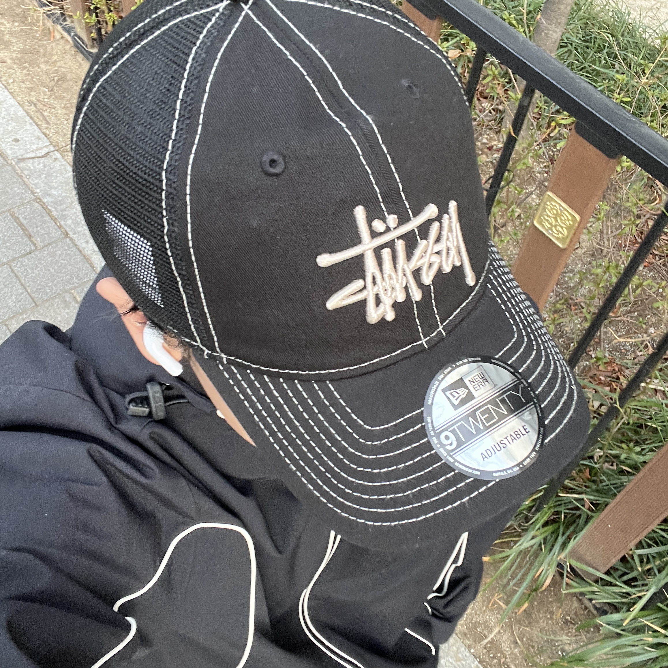 Stussy New Era 9twenty Basic Trucker Black, Diesel J-Hives Windbreaker with Contrast Piping Black 착용 스타일 - 2