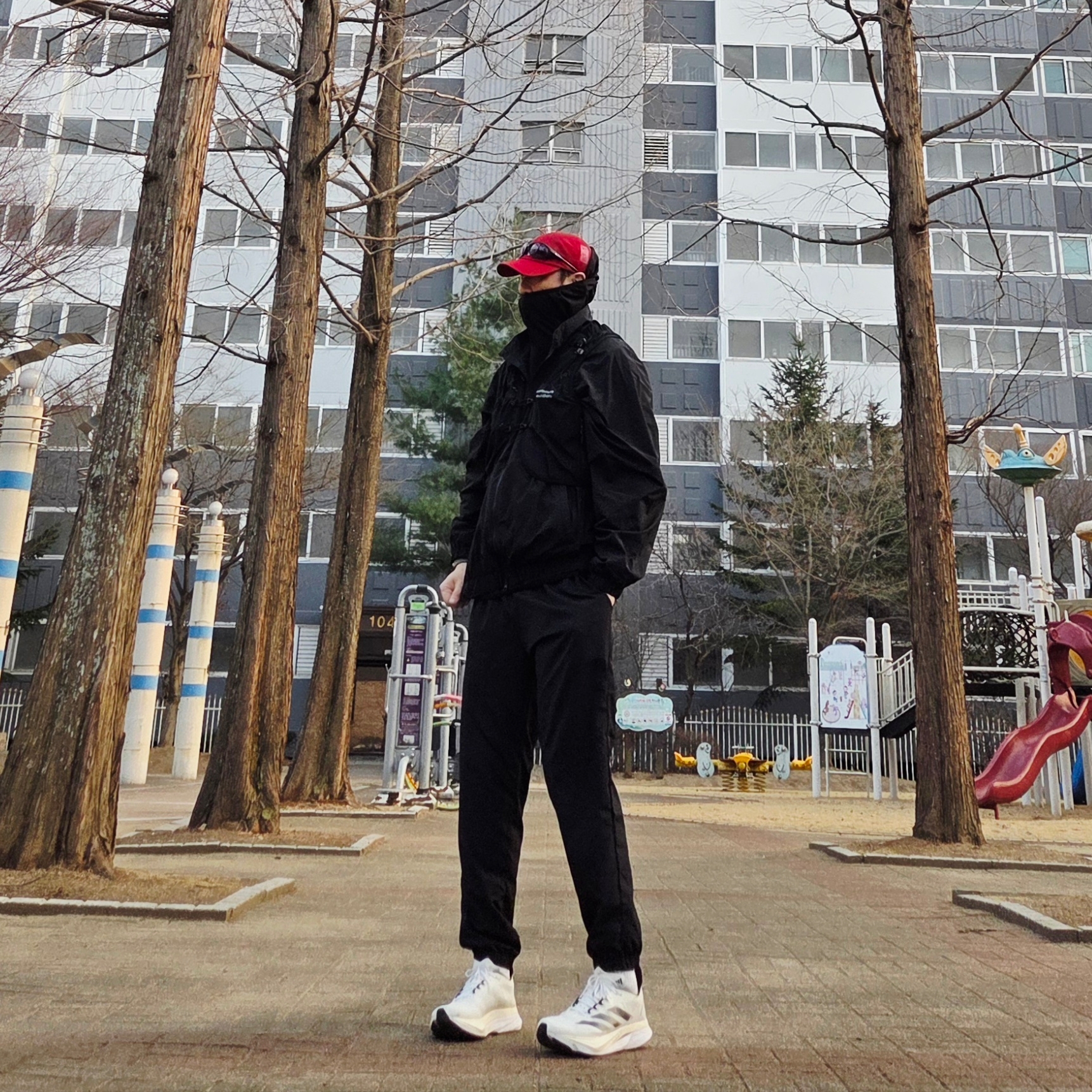 [KREAM 단독] runwhither Mesh Cap Red, [KREAM 단독] runwhither Light Hoodie Sleeve Black 착용 스타일 - 1