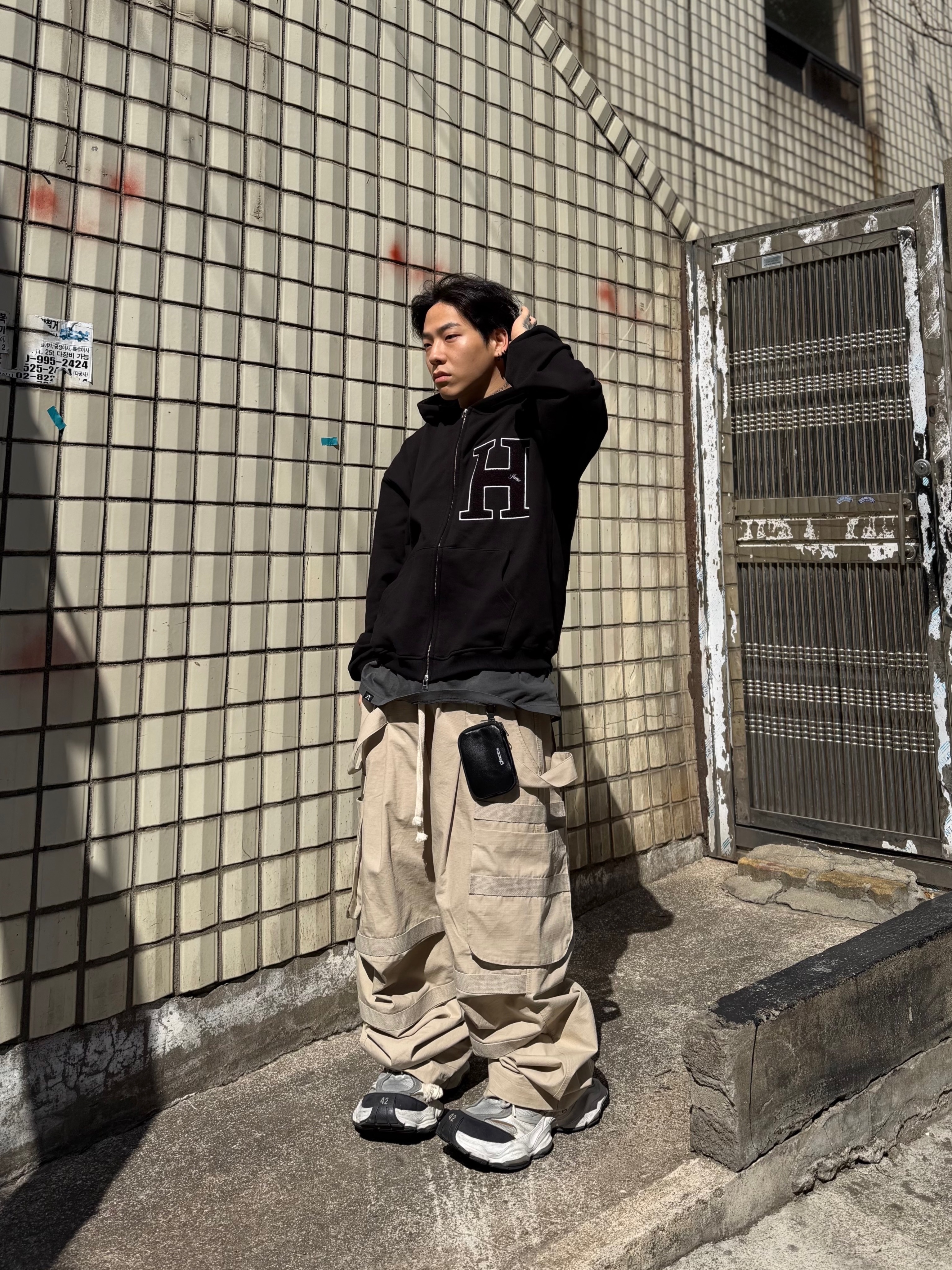 Balenciaga Cargo Sneakers White Grey, Wapworks Wide Safety Cargo Pants Beige 착용 스타일 - 1