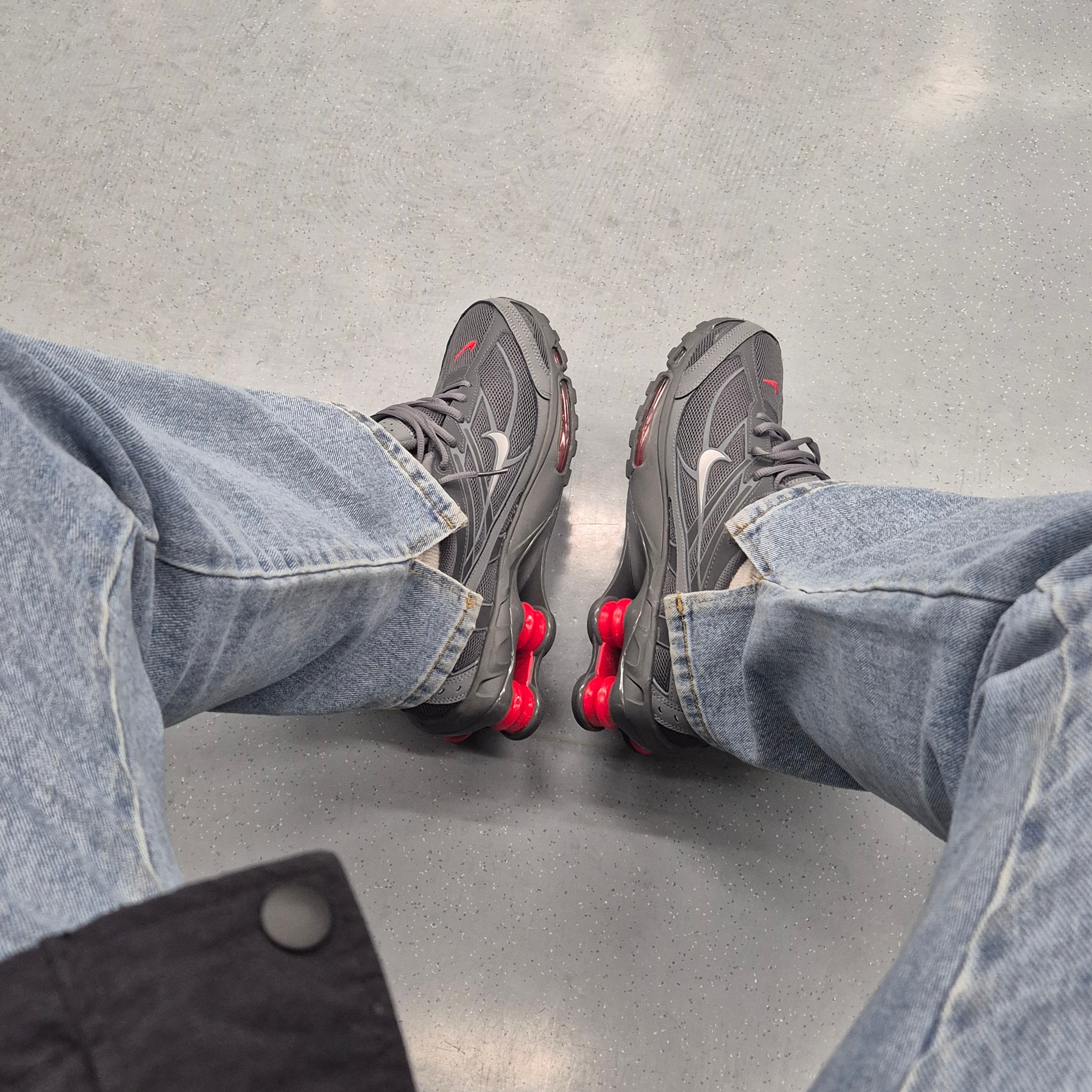 Nike Shox Ride 2 Smoke Grey University Red 착용 스타일