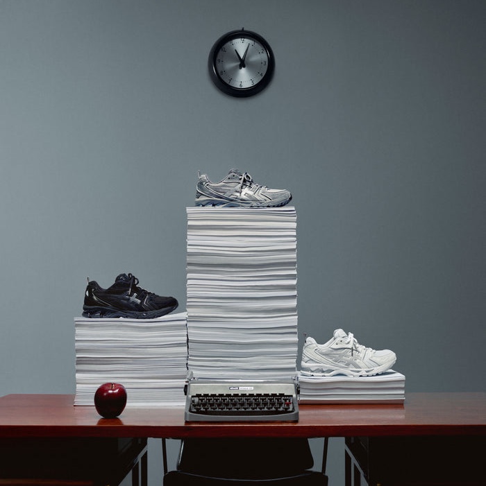 Asics Gel-Kayano 14 Black Pure Silver, Asics x Thom Browne Gel-Kayano 14 Grey 착용 스타일 - 4