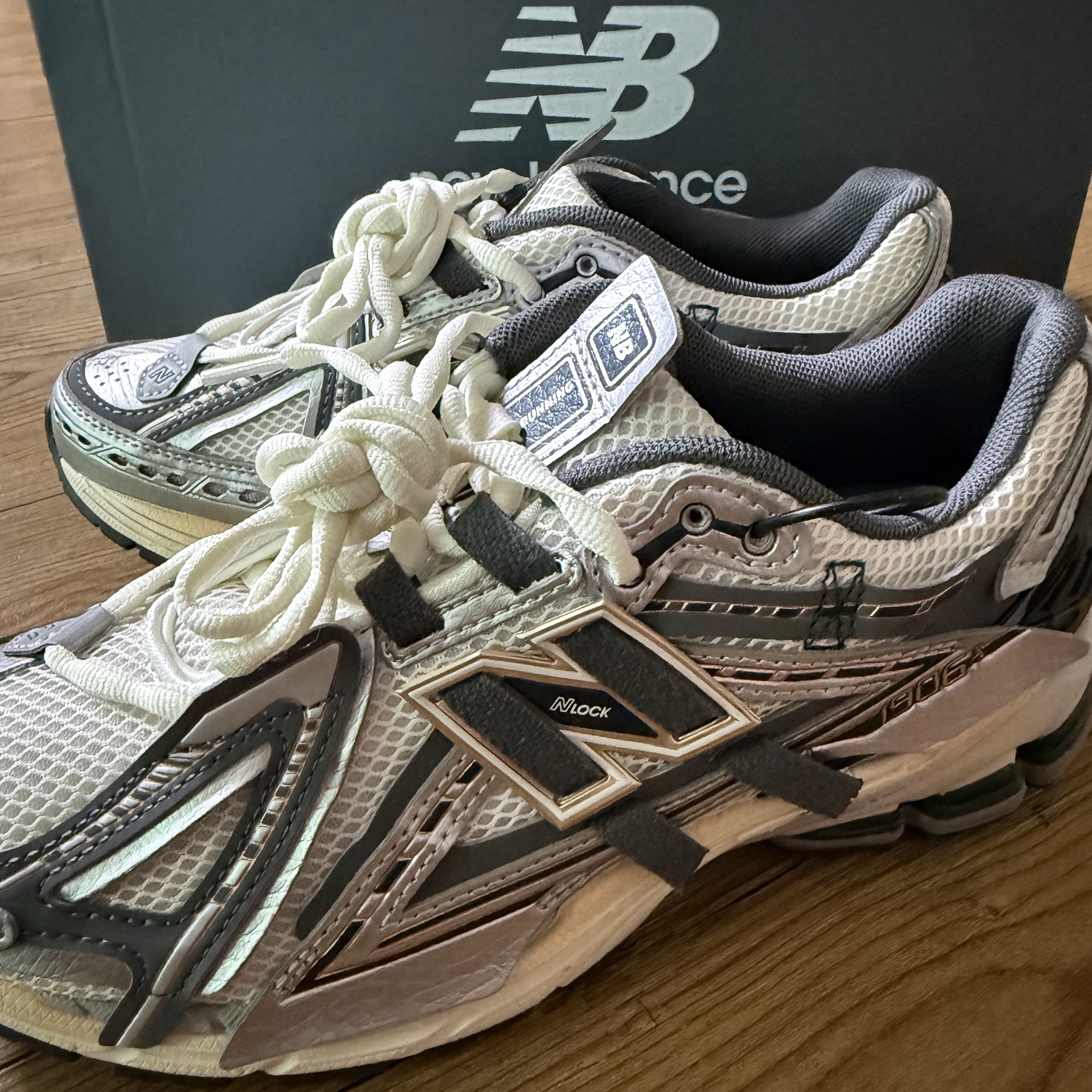 New Balance 1906A Silver Metallic Castlerock 착용 스타일