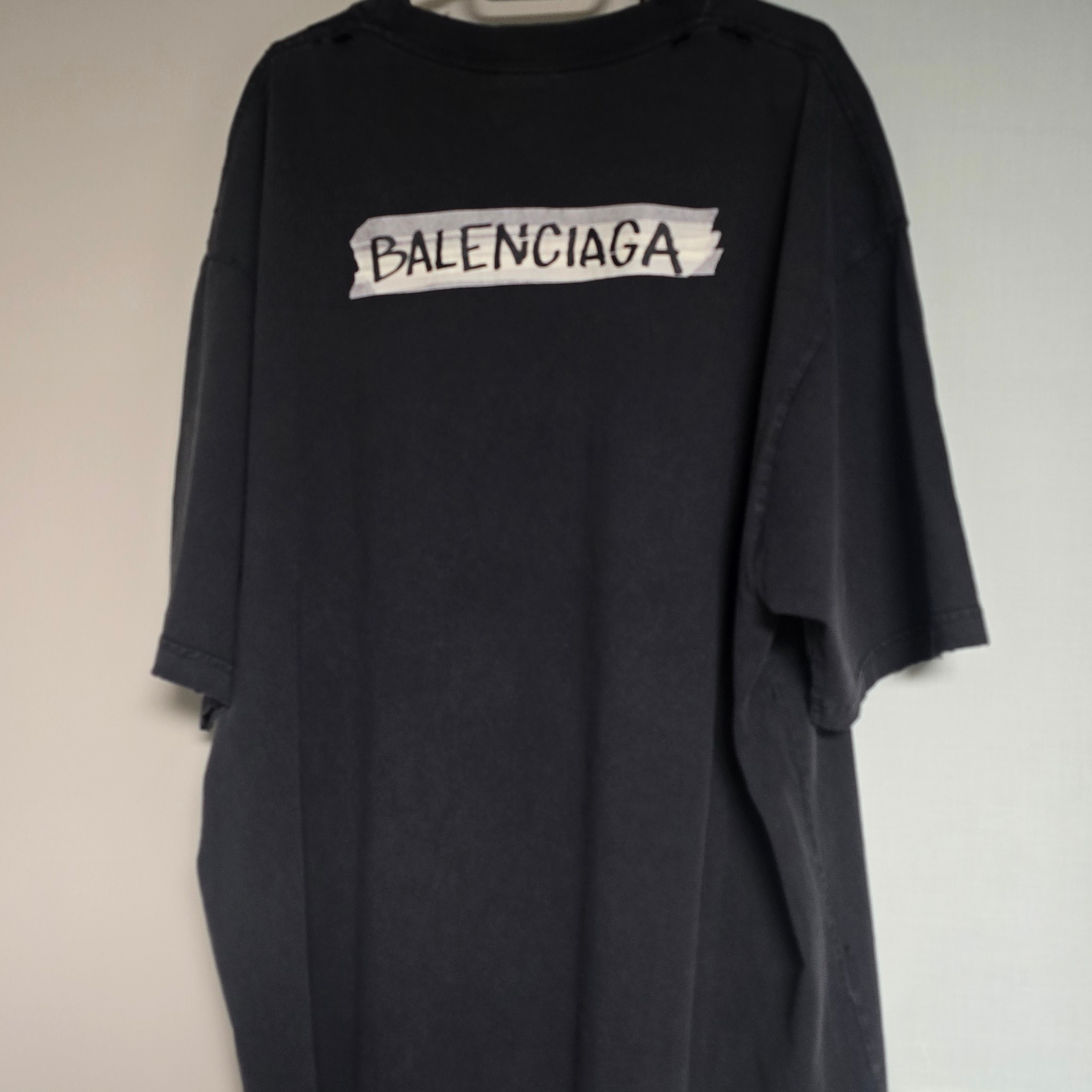 Balenciaga Masking Tape T-Shirt Medium Fit Faded Black 착용 스타일 - 2