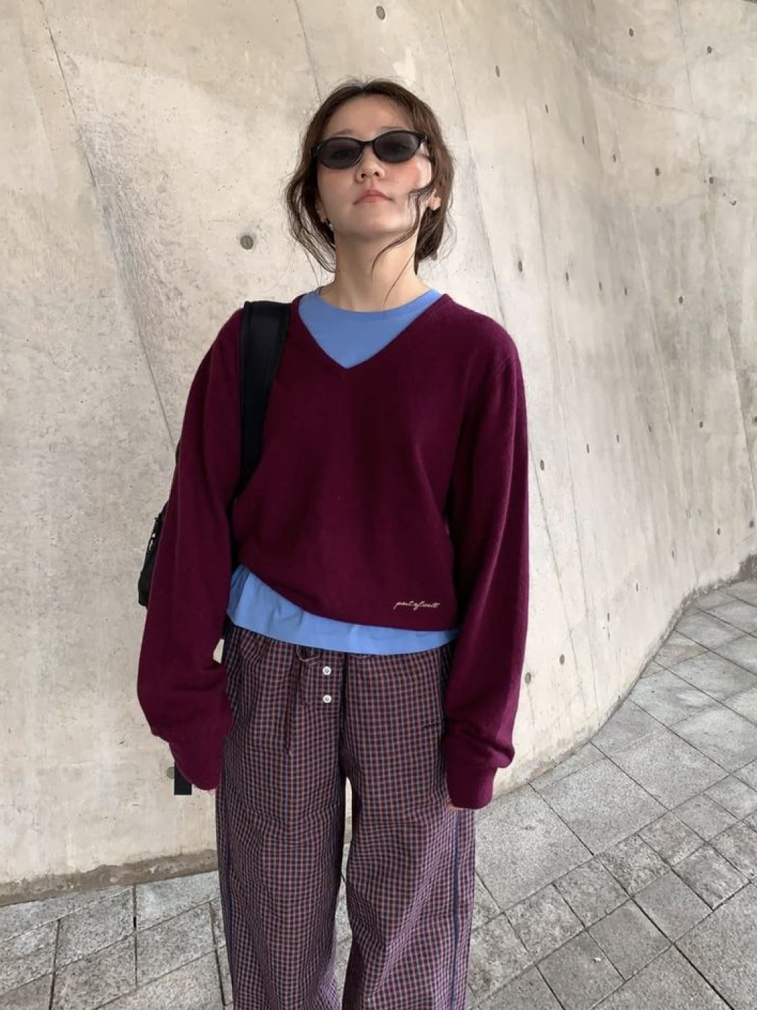 STU Boucle V-Neck Knit In Azure Blue, Haleine Metallic Trim V-Neck Knit Black (WT305) 착용 스타일 - 4