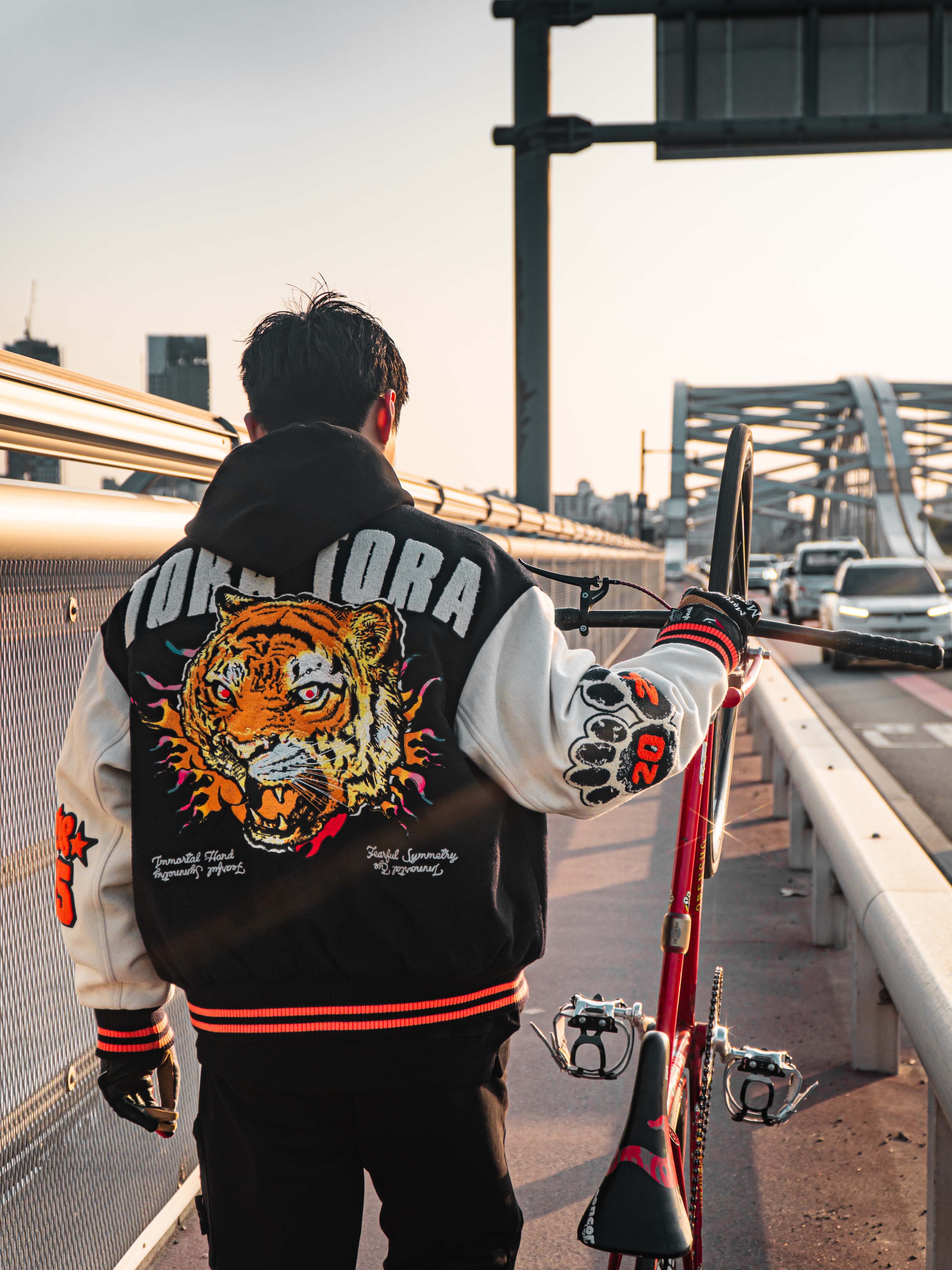 Palace Tora Tora Varsity Jacket Navy - 25SS, Stussy x Martine Rose Driving Gloves 착용 스타일 - 3