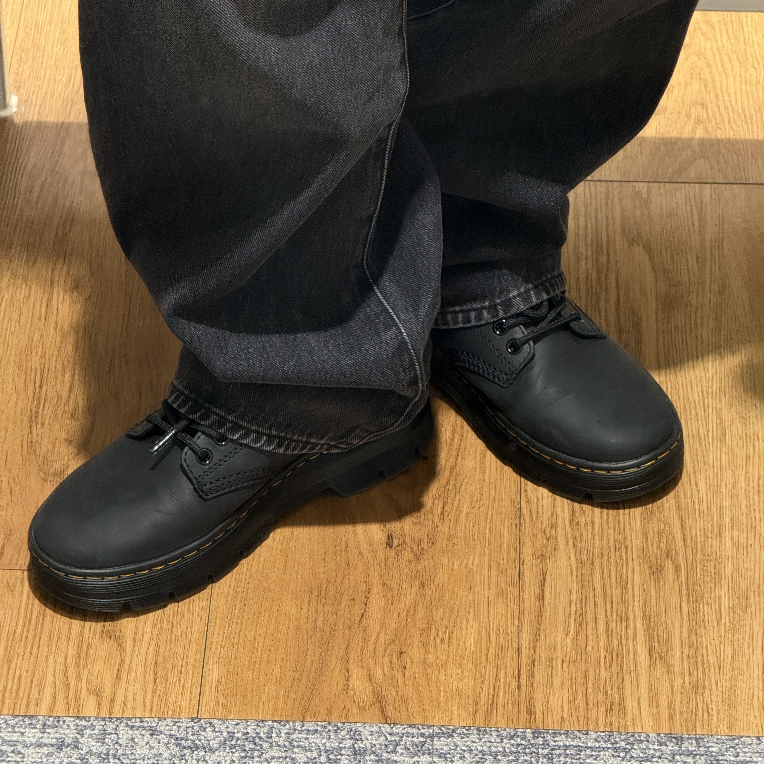 Dr. Martens Reeder Wyoming Leather Utility Shoes Black 착용 스타일