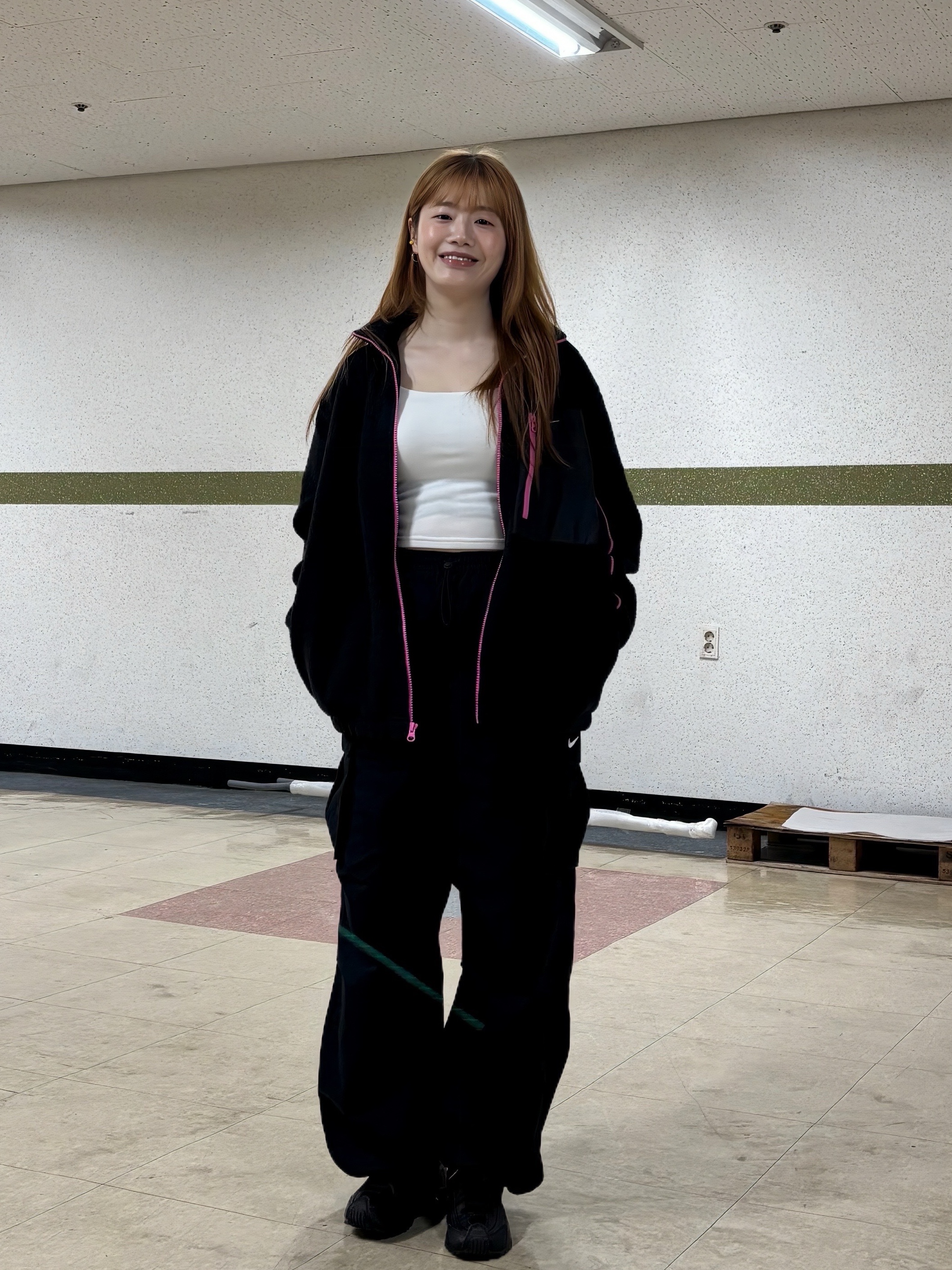 (W) Nike Shox R4 Black, (W) Nike NSW Full Zip High-Pile Fleece Jacket Black Playful Pink - Asia 착용 스타일 - 4