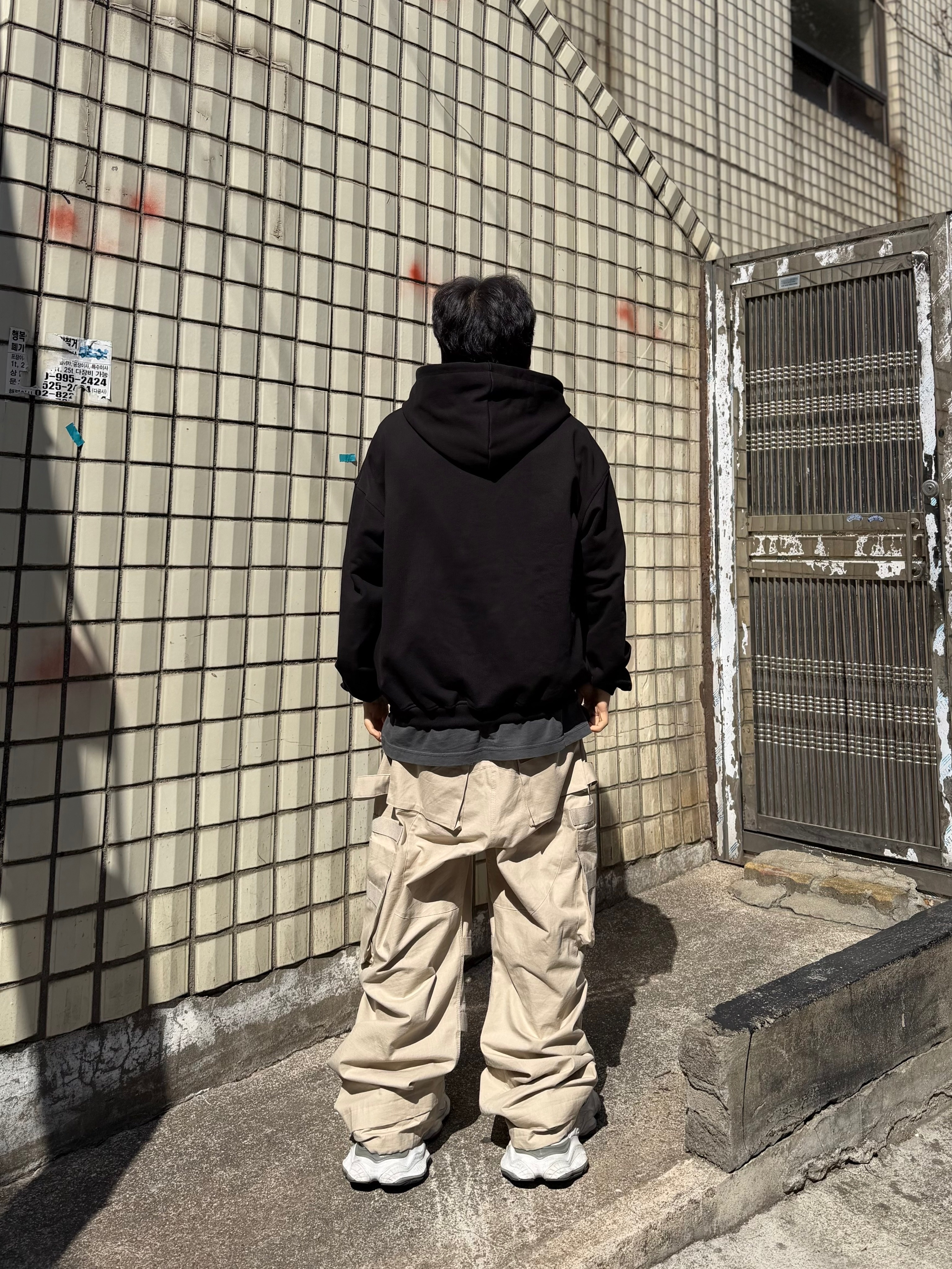 Balenciaga Cargo Sneakers White Grey, Wapworks Wide Safety Cargo Pants Beige 착용 스타일 - 5