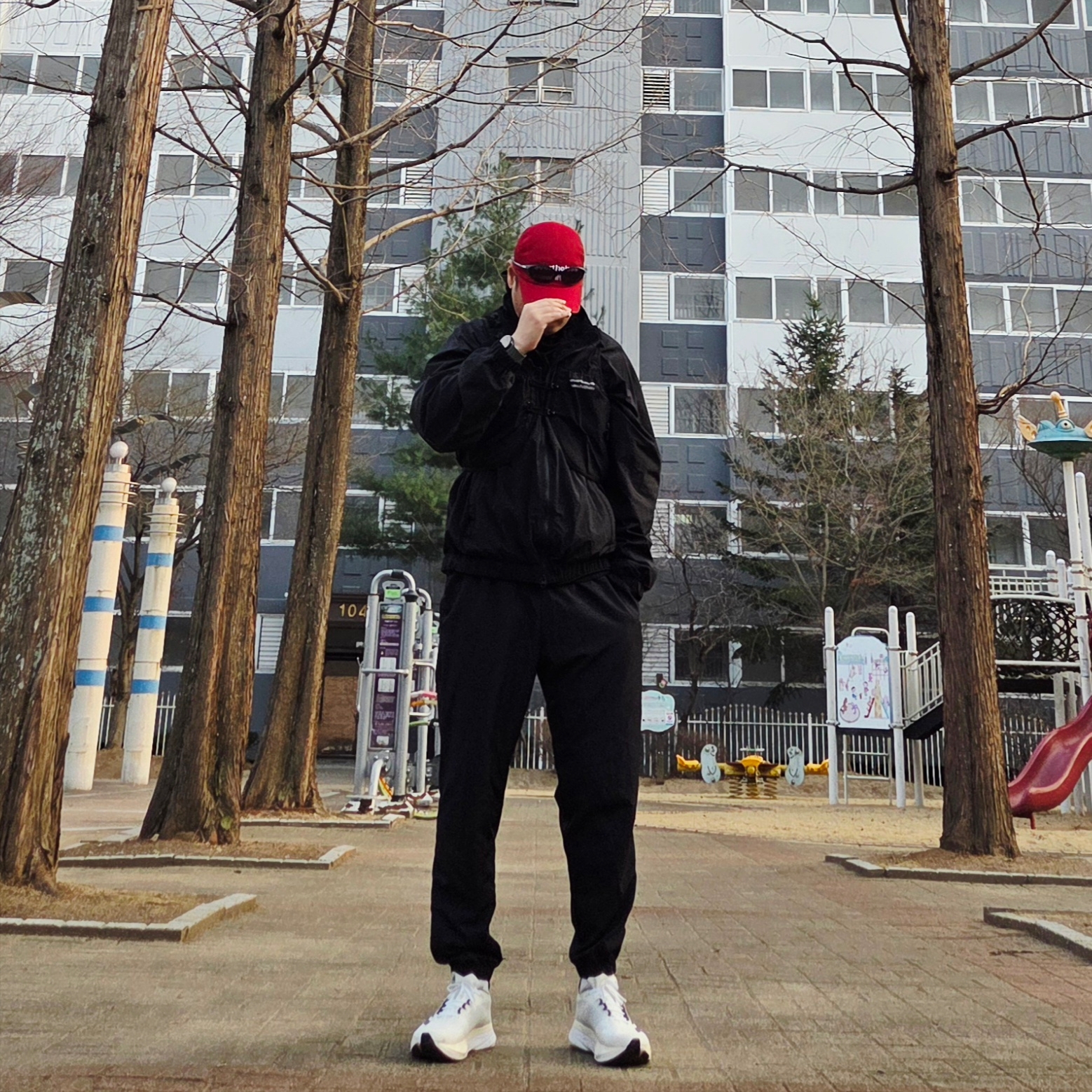 [KREAM 단독] runwhither Mesh Cap Red, [KREAM 단독] runwhither Light Hoodie Sleeve Black 착용 스타일 - 2