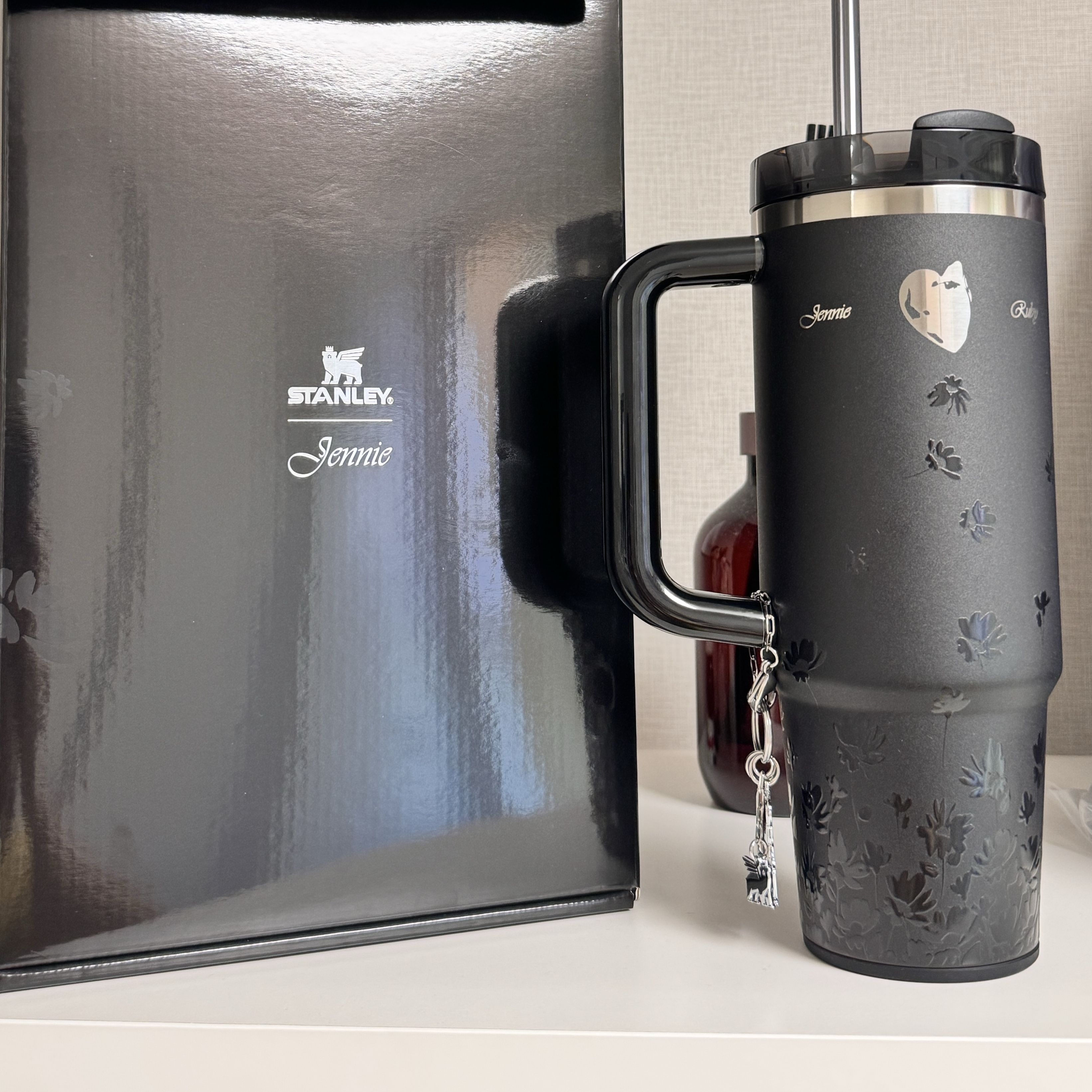 Stanley x Jennie 1913 Quencher Luxe Tumbler 887ml Midnight Ruby 착용 스타일 - 1