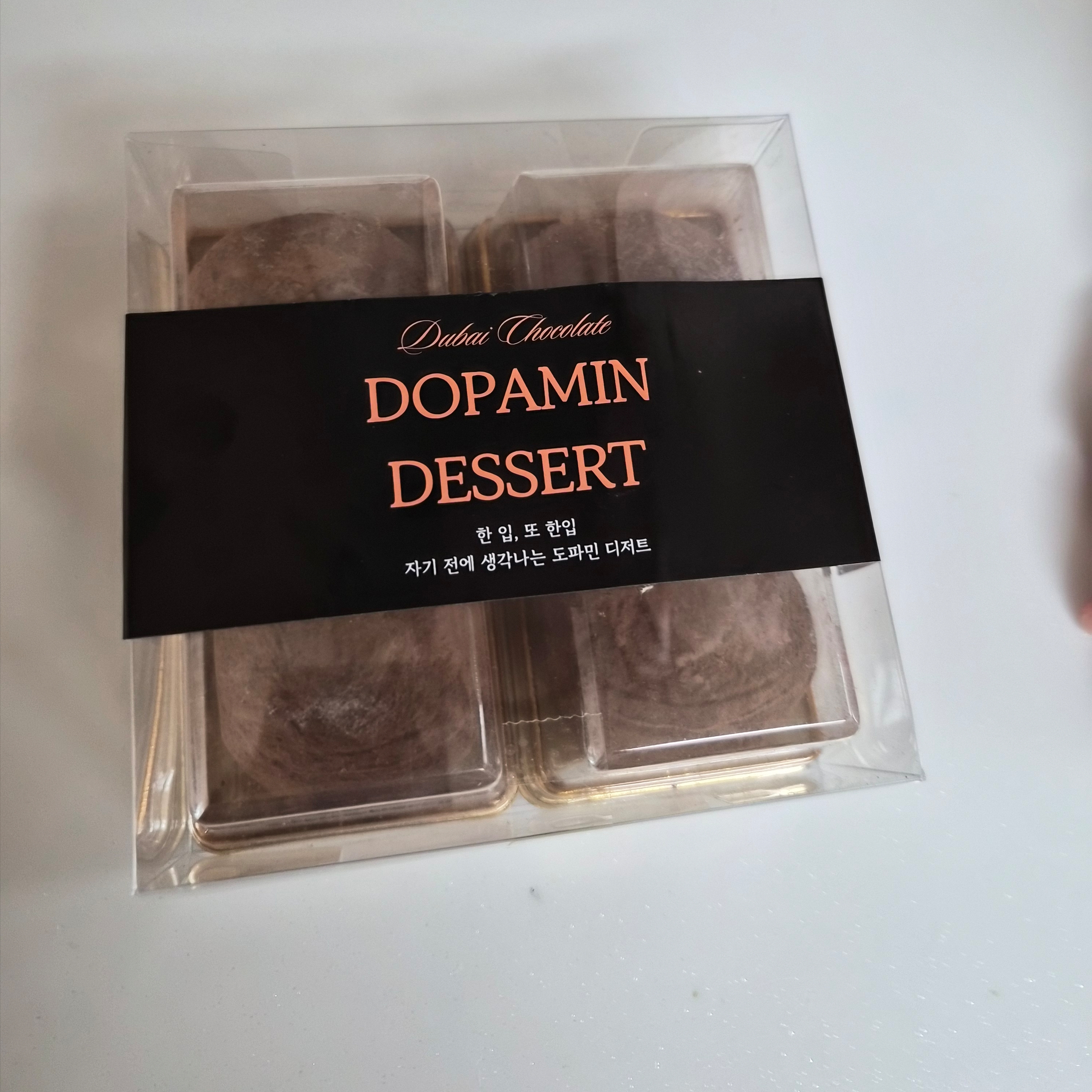 [KREAM 단독] Dopamin Dessert Fresh Fruit Dubai Pistachio Chewy Cookie Set 착용 스타일 - 1