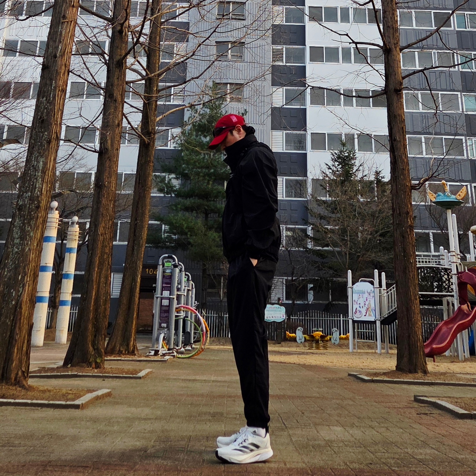 [KREAM 단독] runwhither Mesh Cap Red, [KREAM 단독] runwhither Light Hoodie Sleeve Black 착용 스타일 - 3