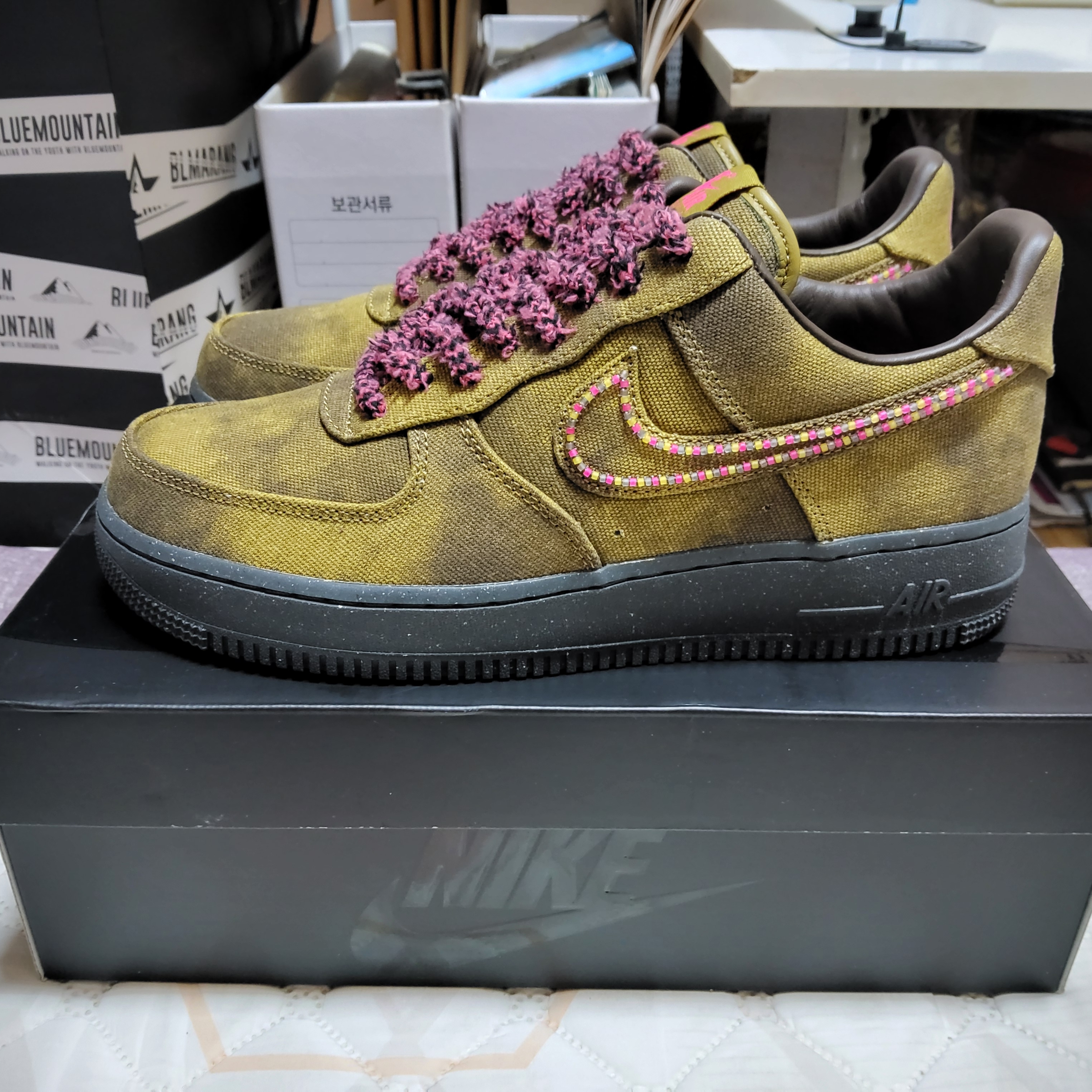 Nike Air Force 1 '07 Low Boucle Baroque Brown and Desert Moss 착용 스타일 - 1