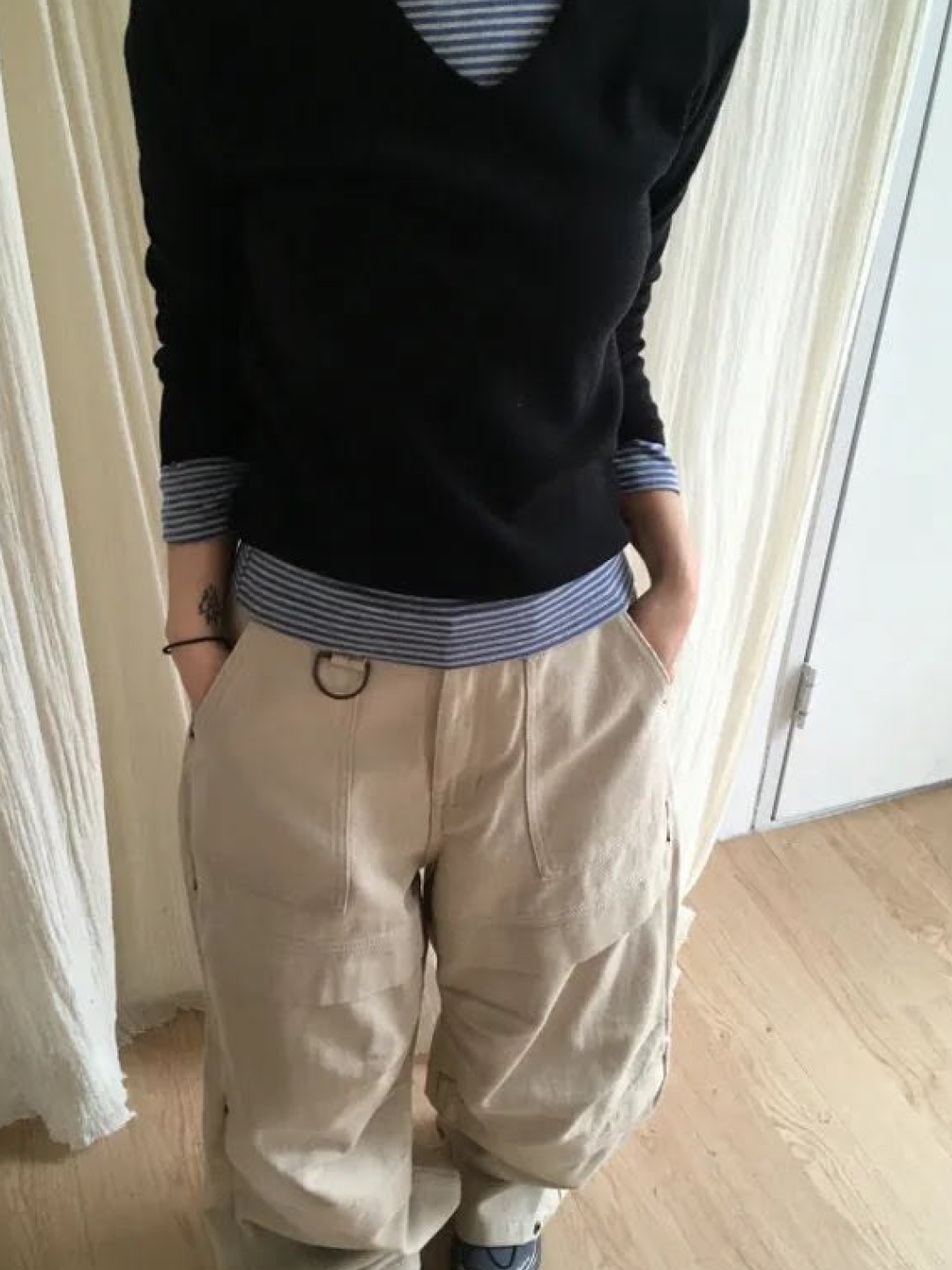 STU Boucle V-Neck Knit In Azure Blue, Haleine Metallic Trim V-Neck Knit Black (WT305) 착용 스타일 - 2