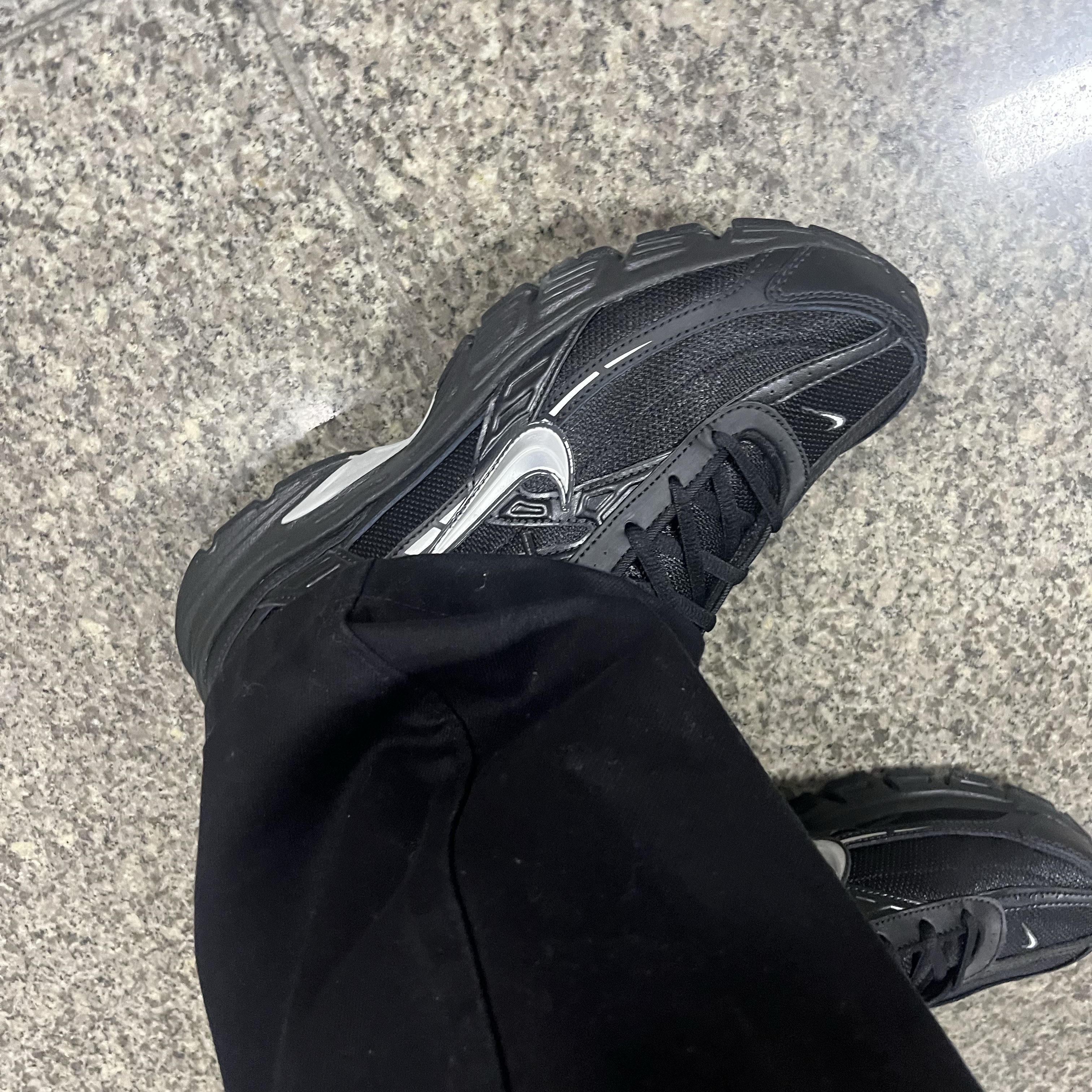 Nike Initiator Black Metallic Silver 착용 스타일 - 2
