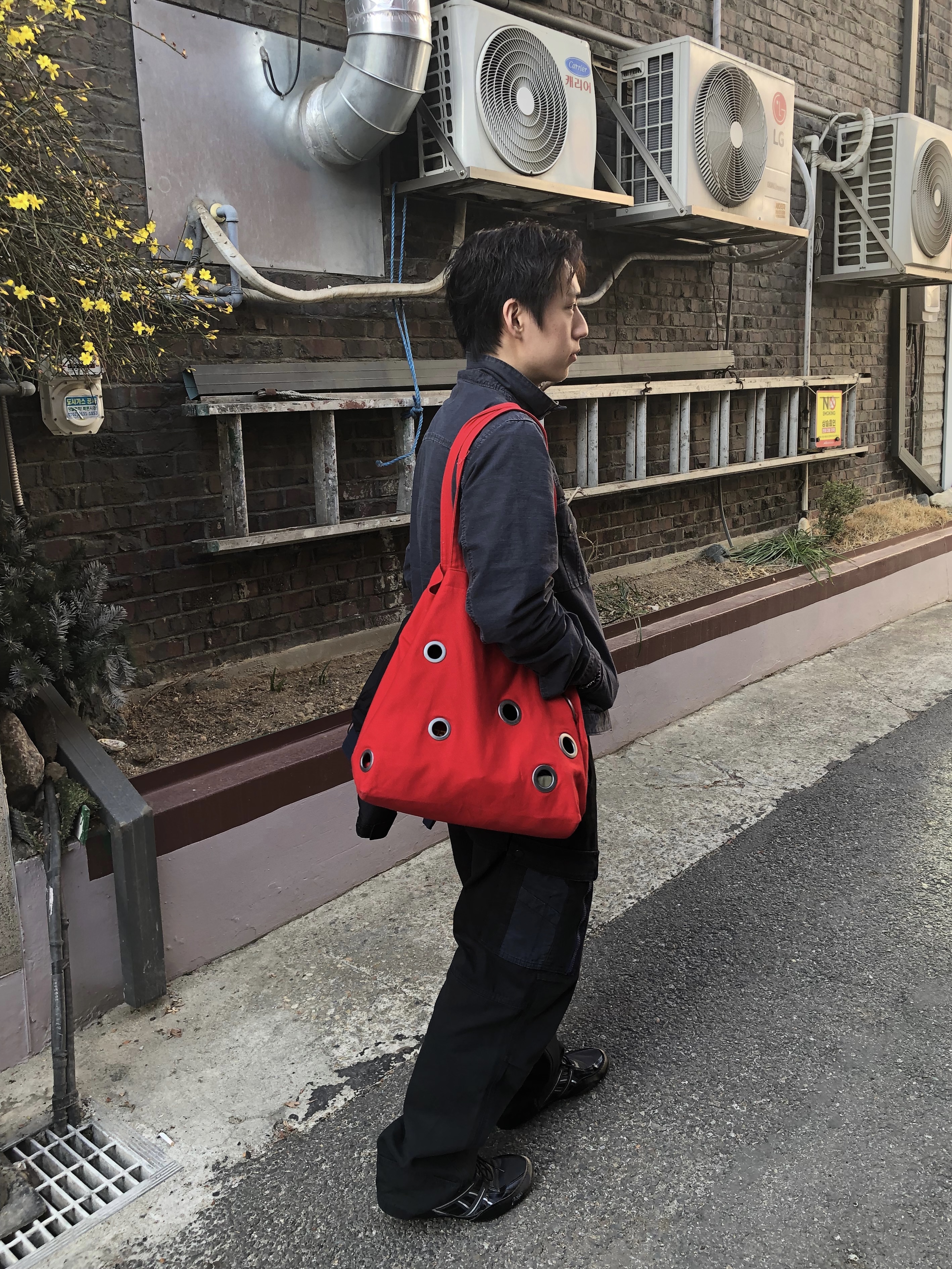 Vacant Archive Lune Eyelet Tote Bag Red, Asics Hypersync Graphite Grey Black 착용 스타일 - 1