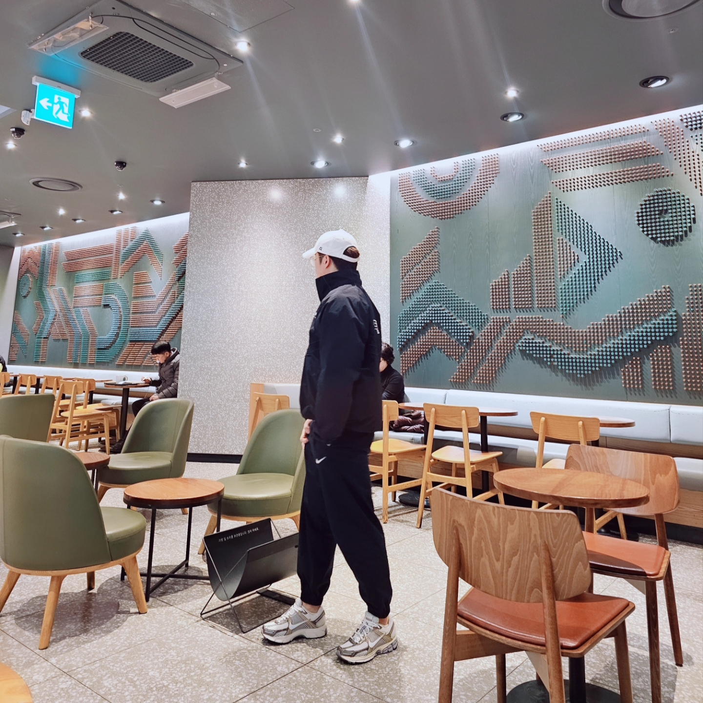 Nike x Drake Nocta NRG LU L91 Cap White, Nike Air Windrunner Track Jacket Black - Asia 착용 스타일 - 2