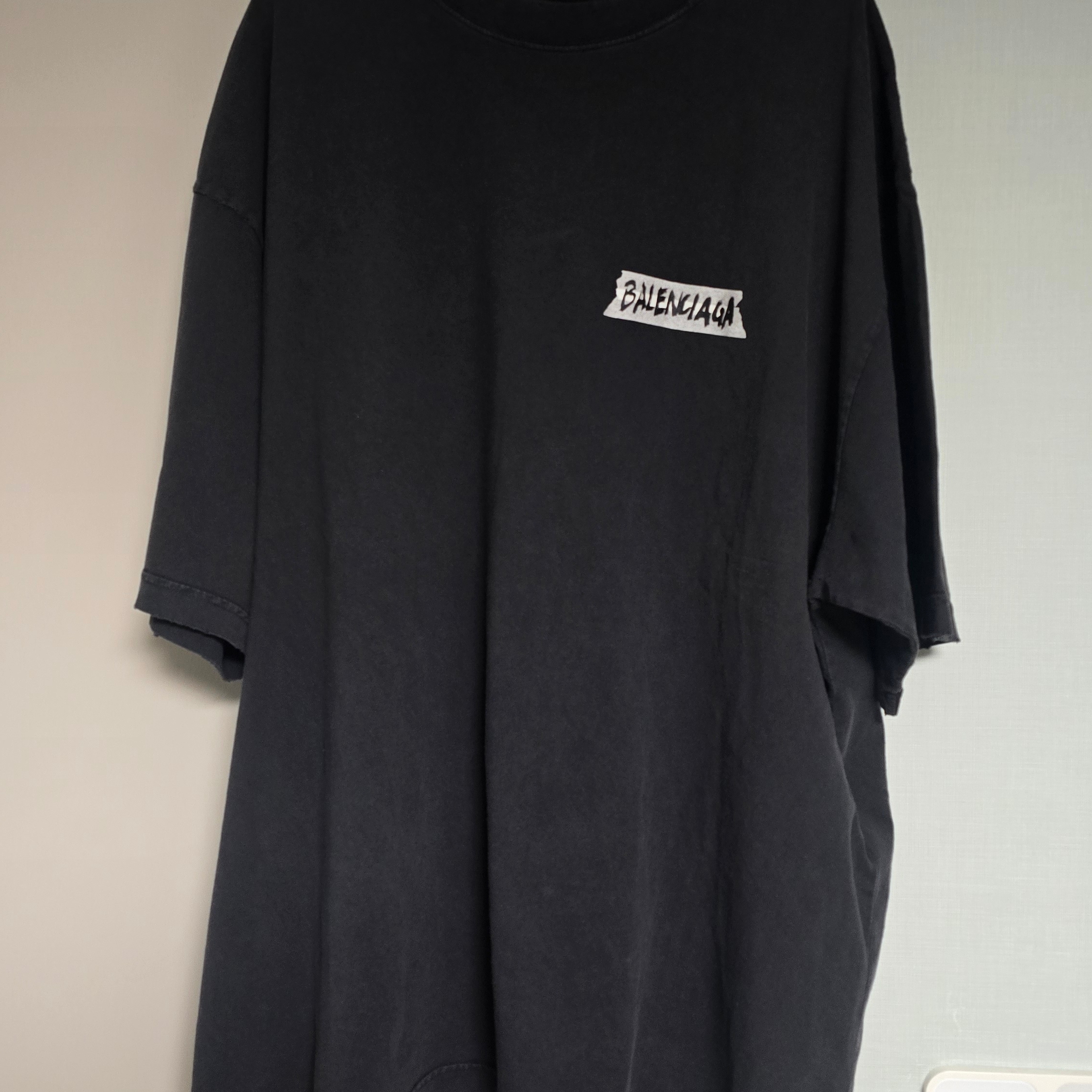 Balenciaga Masking Tape T-Shirt Medium Fit Faded Black 착용 스타일 - 1