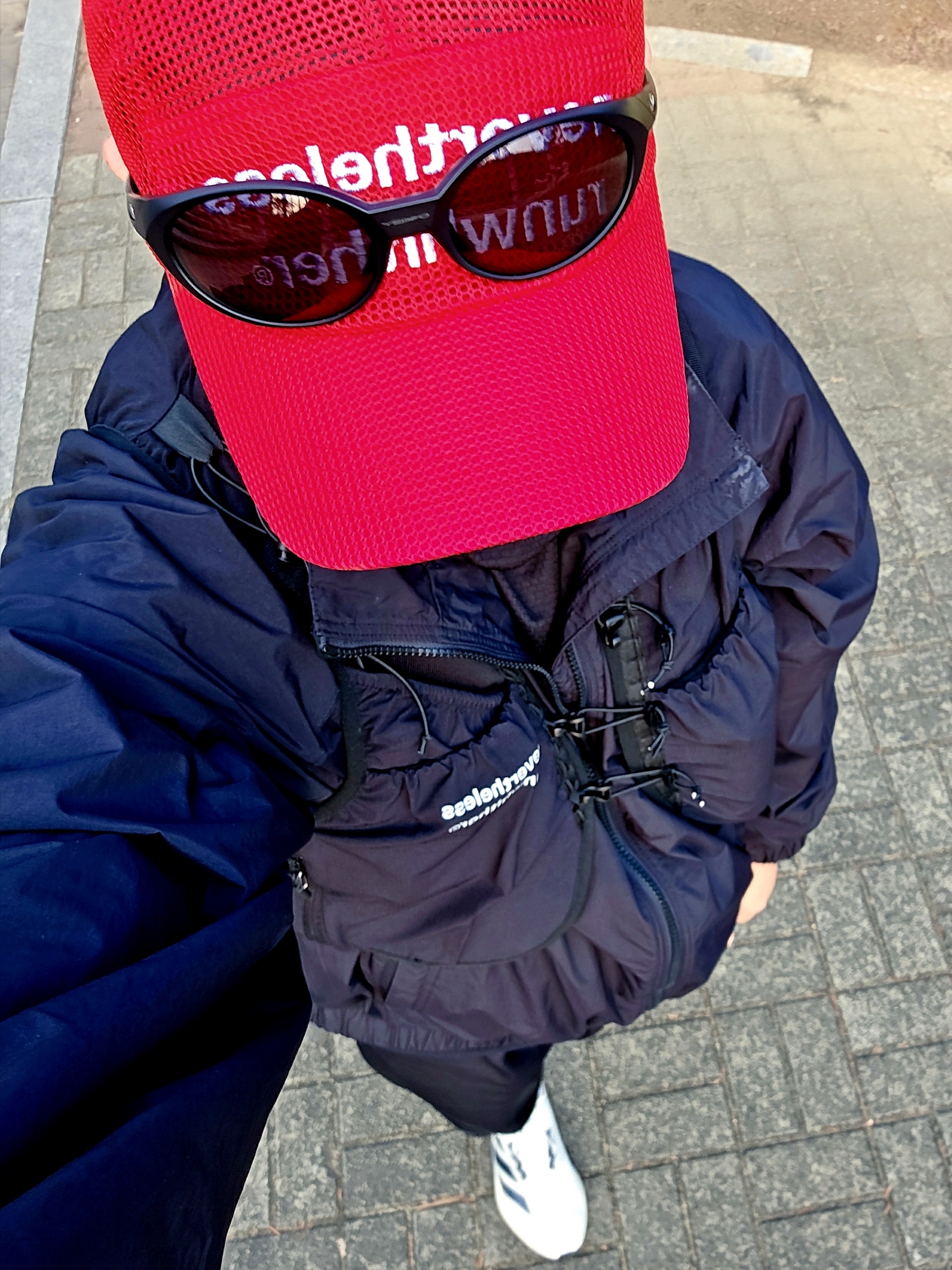[KREAM 단독] runwhither Mesh Cap Red, [KREAM 단독] runwhither Trail Running Vest Black 착용 스타일 - 1