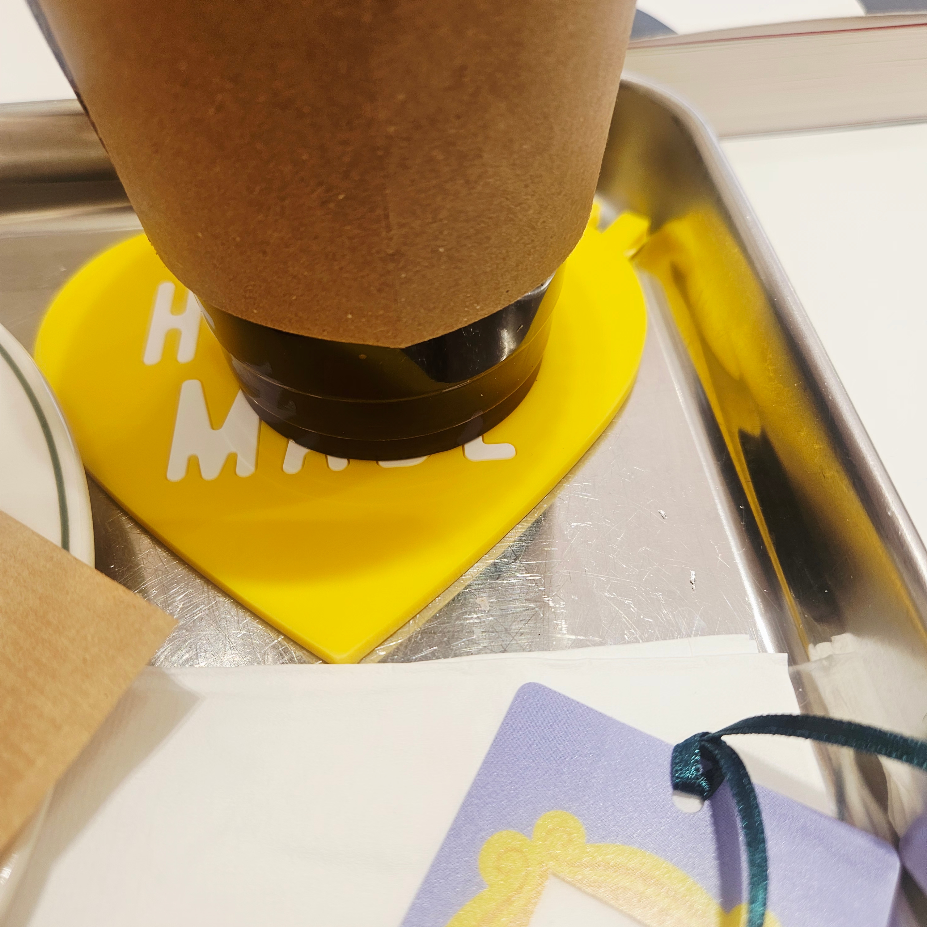 Human Made Heart Rubber Coaster Yellow, NewJeans x Murakami Metal Keyring Flower 착용 스타일 - 2