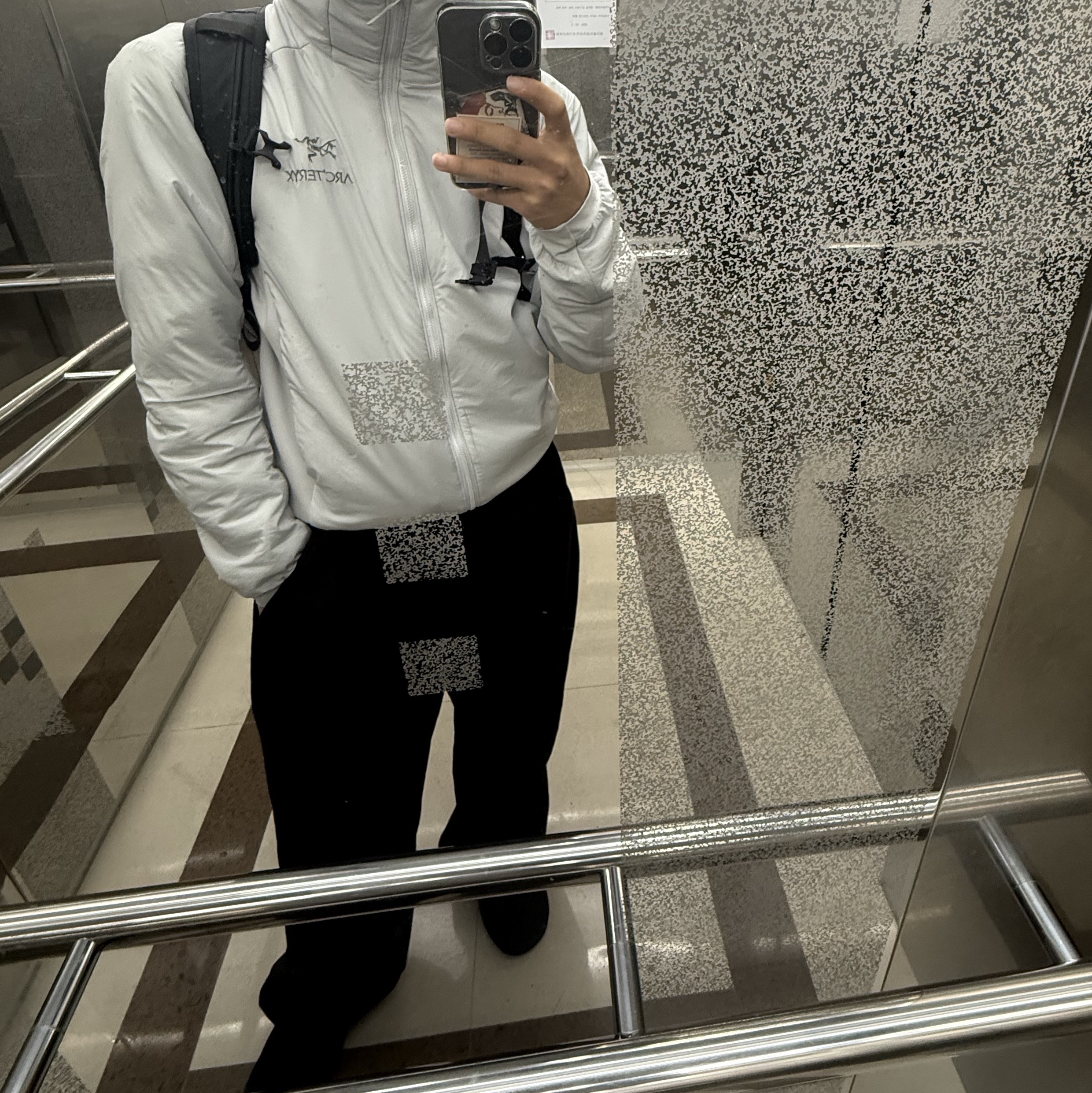 Arc'teryx Atom SL Hoody Solitude, Nike Air Force 1 '07 Low Triple Black 착용 스타일