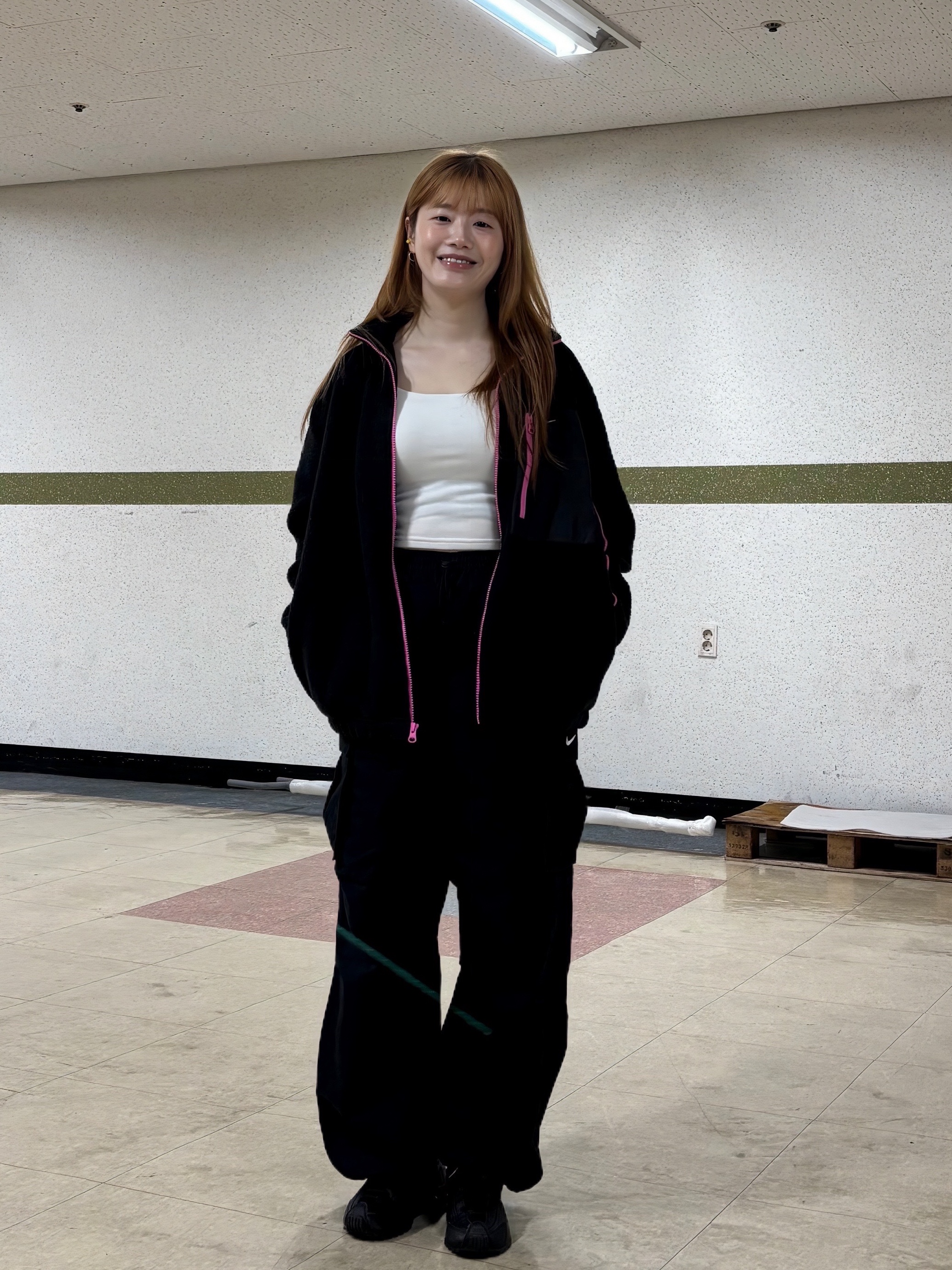 (W) Nike Shox R4 Black, (W) Nike NSW Full Zip High-Pile Fleece Jacket Black Playful Pink - Asia 착용 스타일 - 3