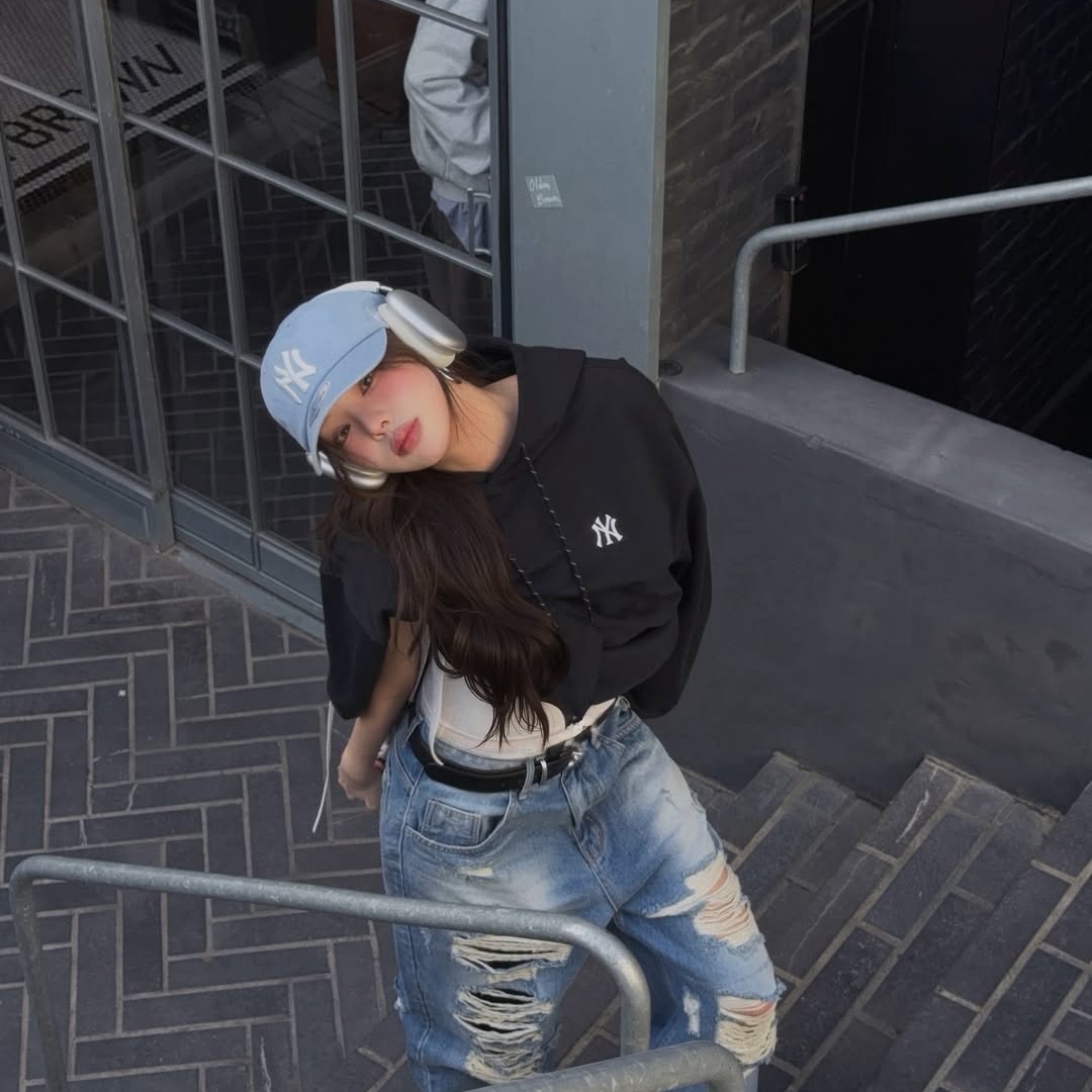 MLB x Karina Signature Unstructured Ball Cap Sky Blue 착용 스타일 - 2