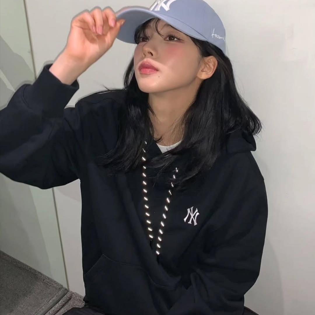 MLB x Karina Signature Unstructured Ball Cap Sky Blue, MLB x Karina Over Fit Hoodie Black 착용 스타일