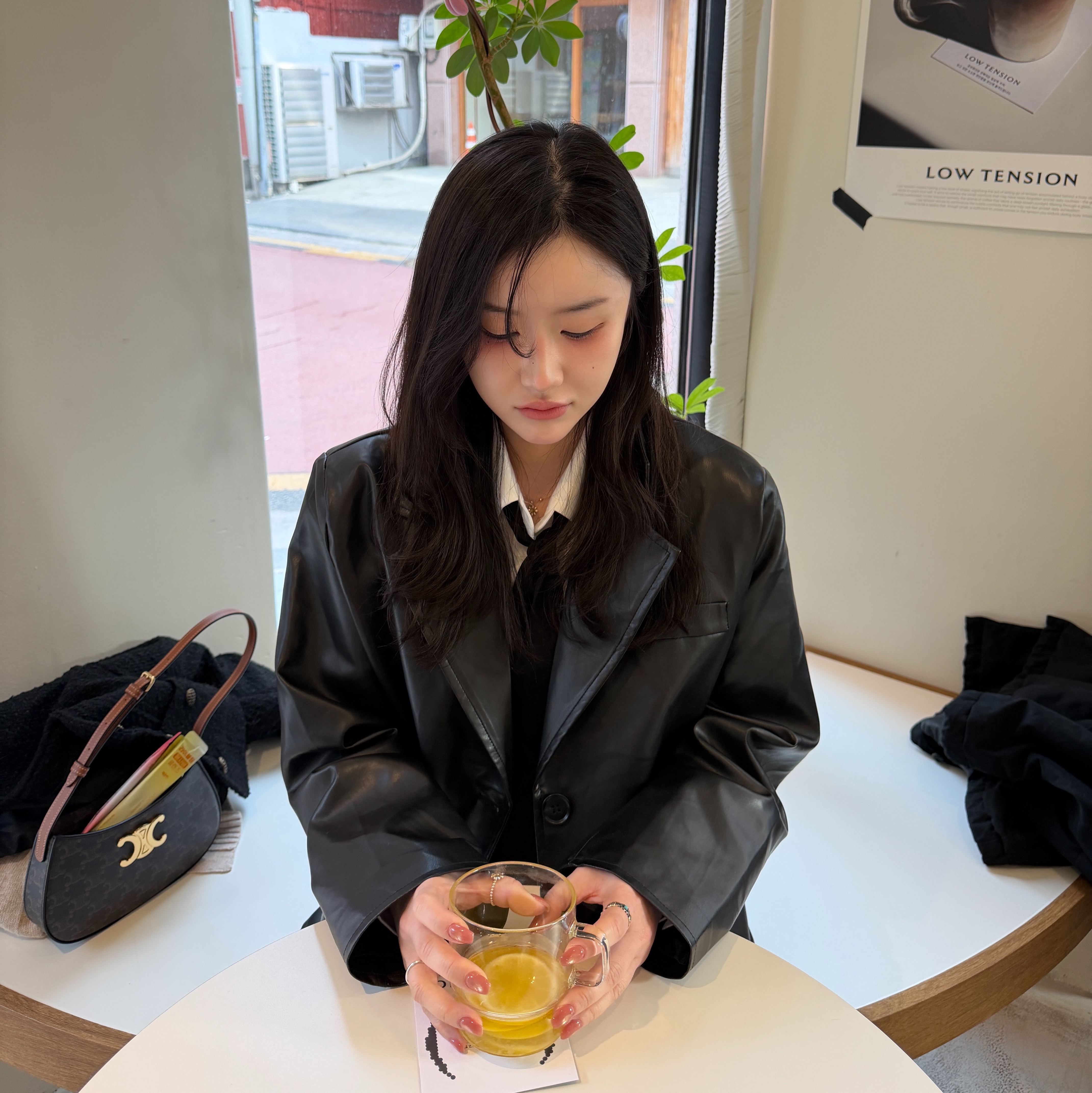 Dr. Martens Women 2976 Smooth Leather Platform Chelsea Boots Black, Gucci Double G Mother of Pearl Ring Silver 착용 스타일 - 2