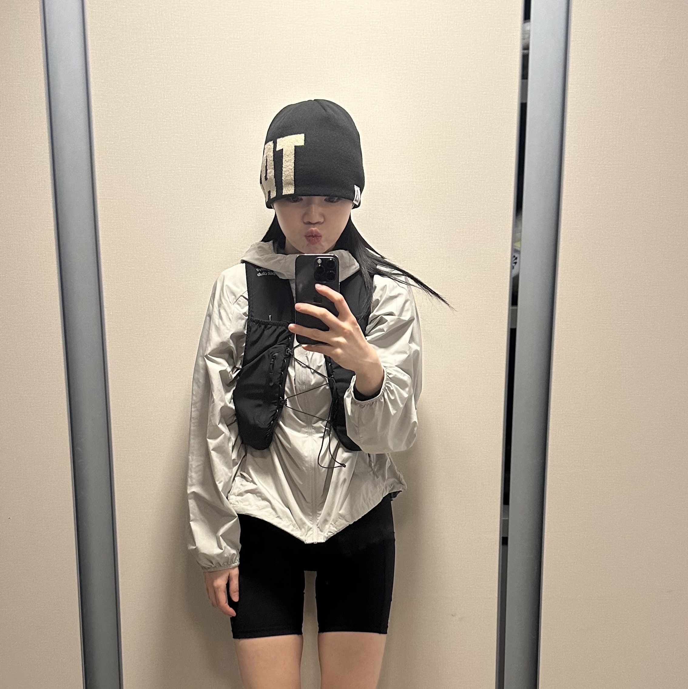 negative split club Performance NSC Running Vest Black, THE ATHER SANCTUARY Jacquard Logo Beanie Black 착용 스타일 - 1
