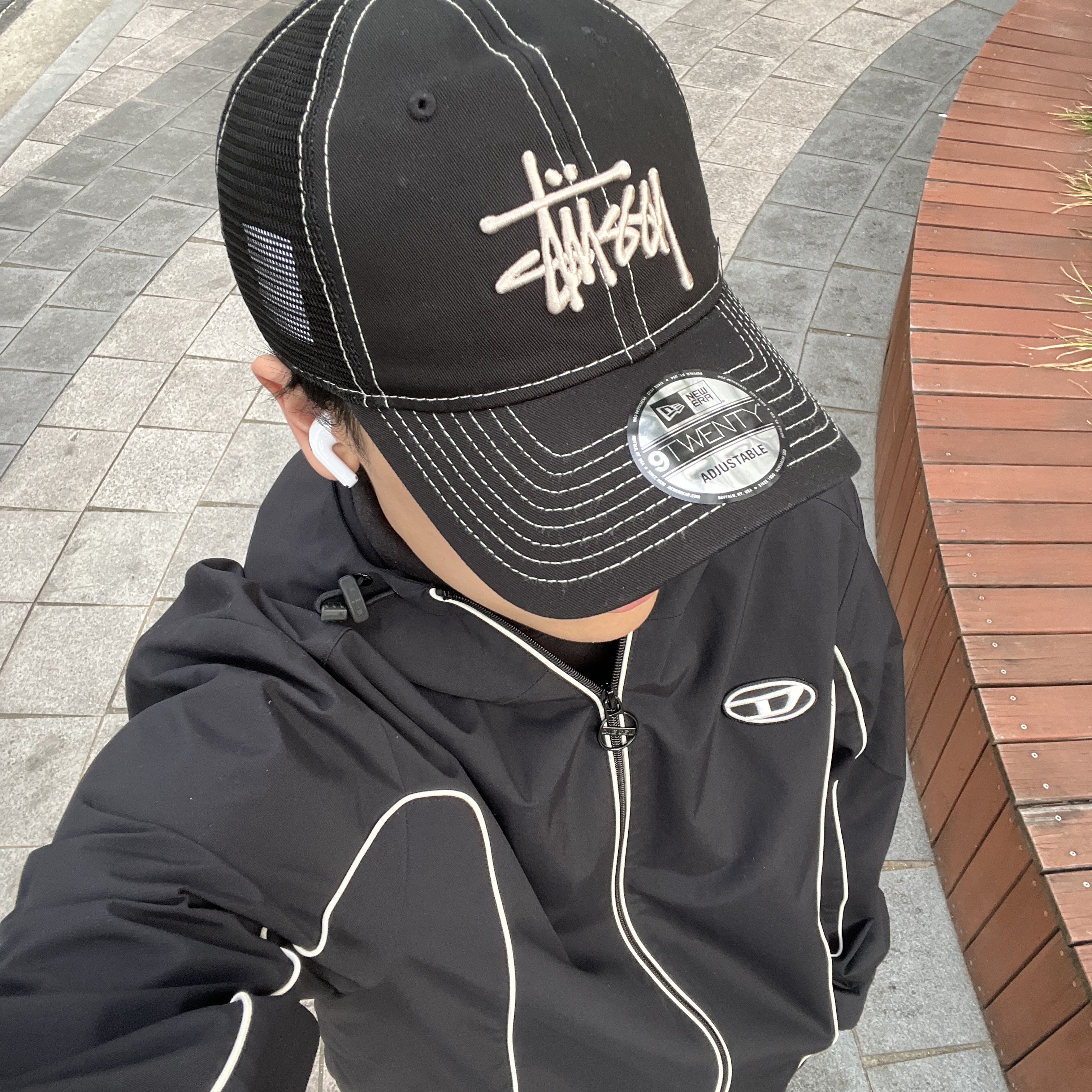 Stussy New Era 9twenty Basic Trucker Black, Diesel J-Hives Windbreaker with Contrast Piping Black 착용 스타일 - 1