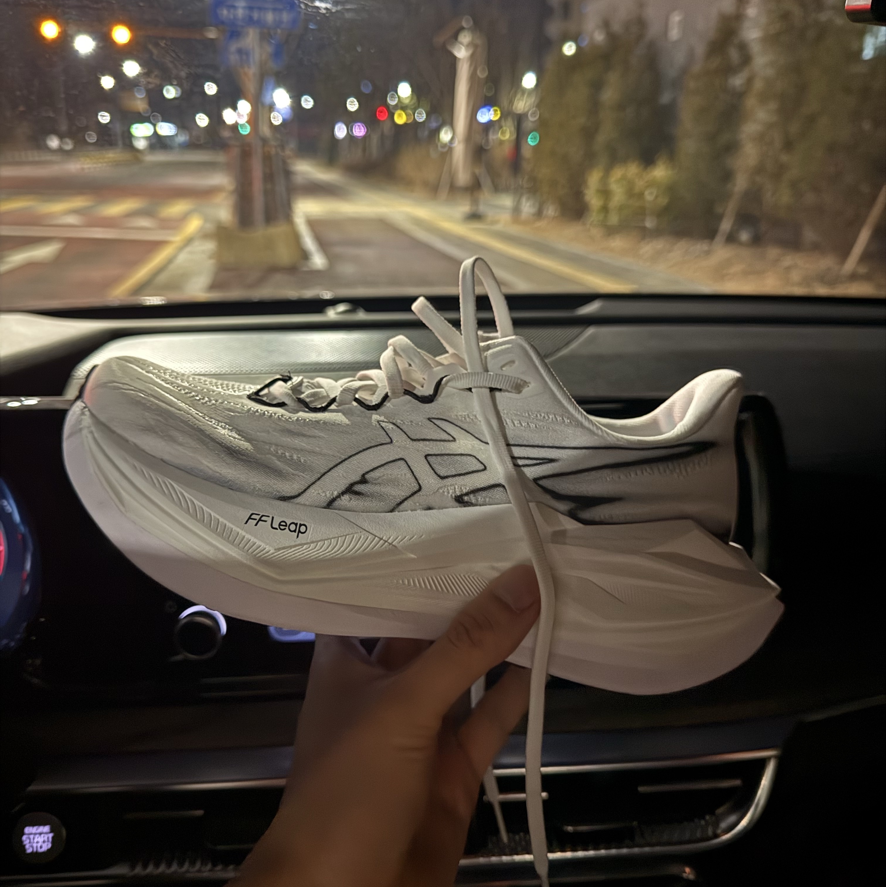 Asics Superblast 3 White Black 착용 스타일